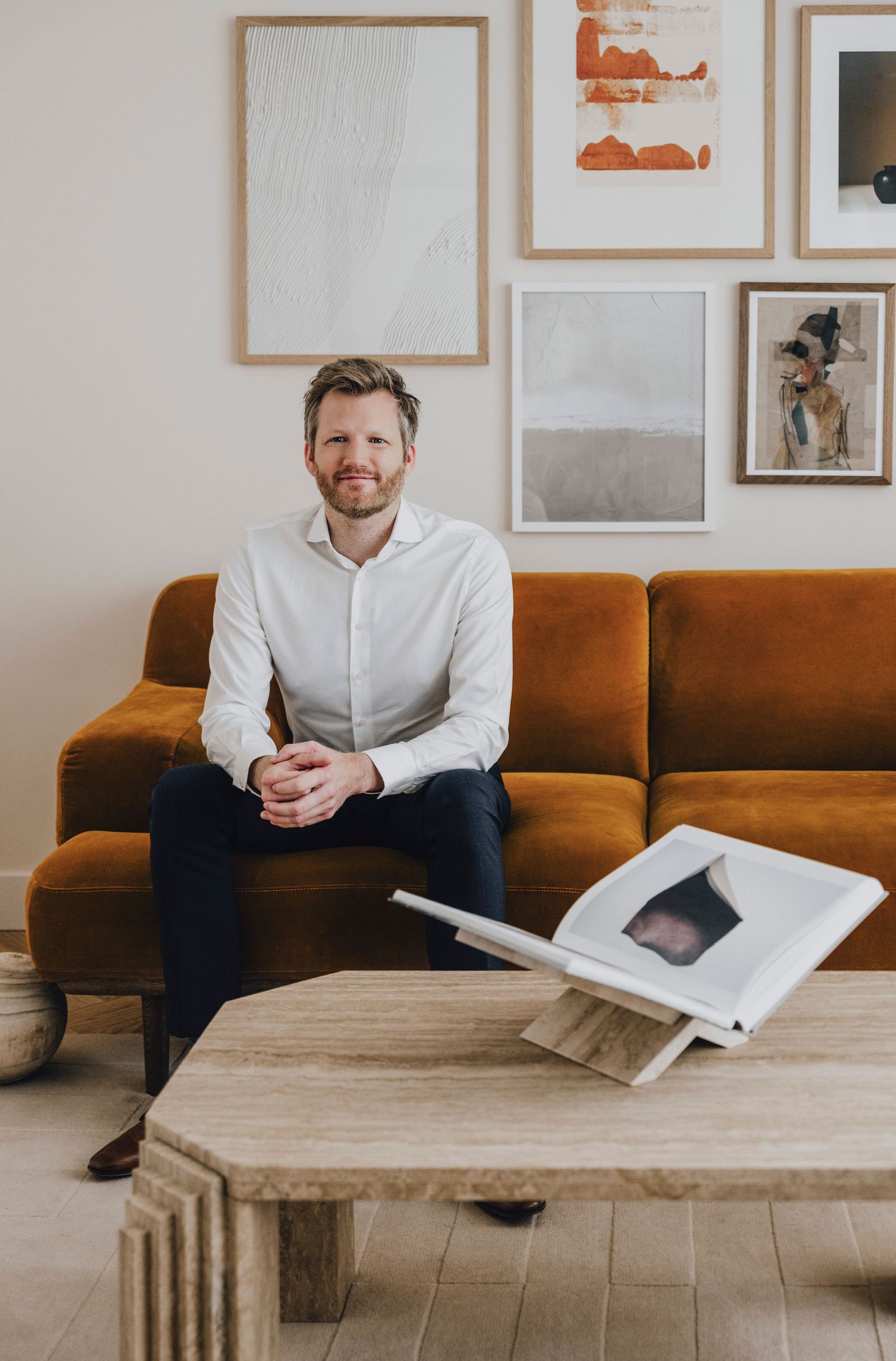 Zakelijke personal branding shoot met man in pak in moderne coaching ruimte 