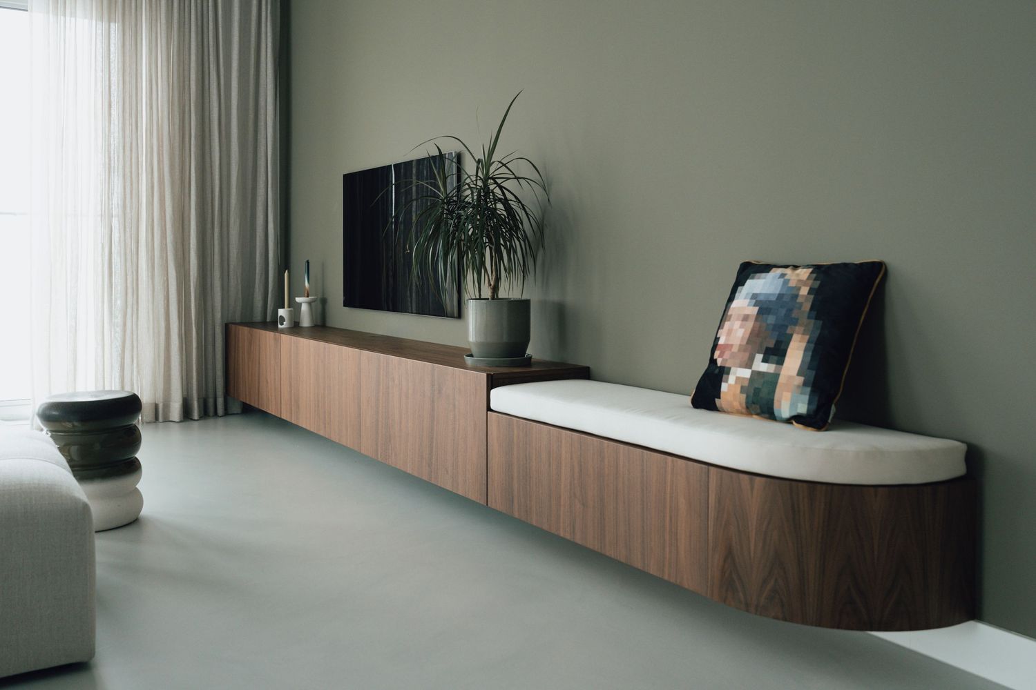 Penthouse in het iconische Sluishuis op IJburg, Amsterdam, ingericht door interieurontwerper Edith Maaskant  met natuurlijke materialen