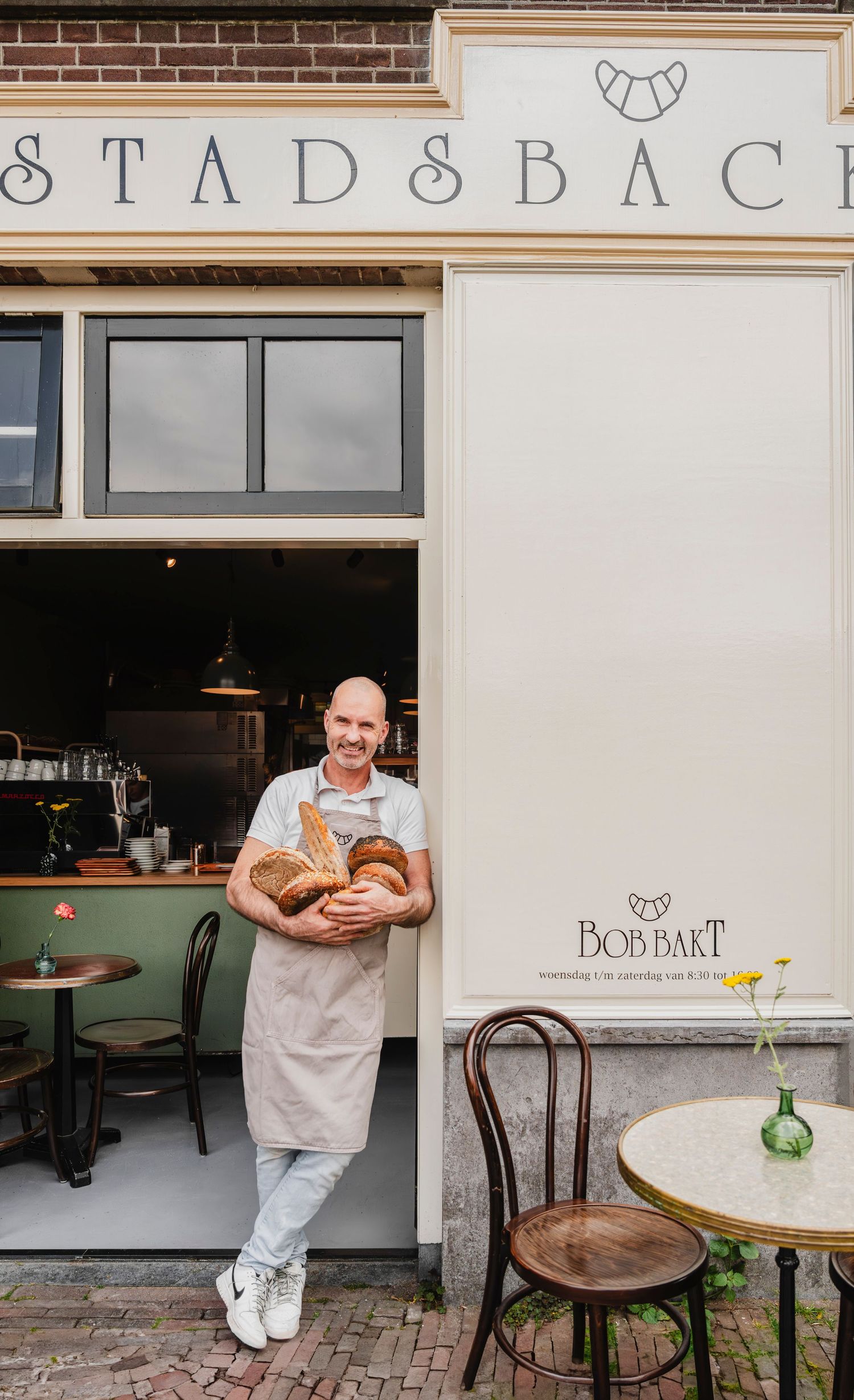 Bakker Bob aan het werk in zijn bakkerij – gepassioneerd over zuurdesem, eenvoud en smaak.
