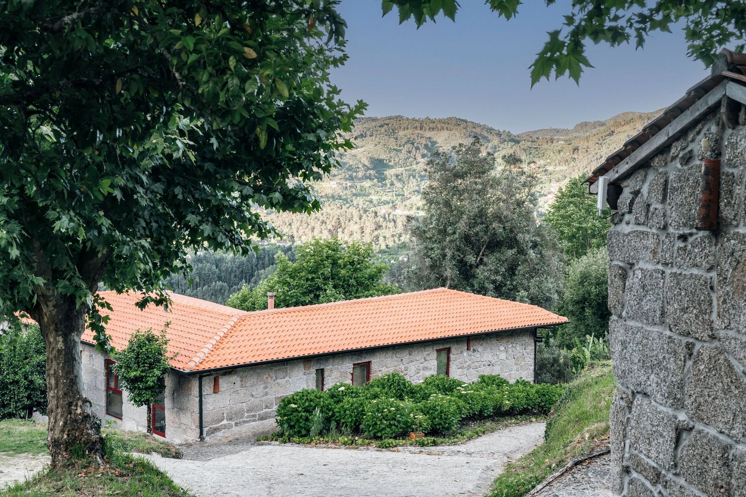 Quinta valbom - gebouw. Fotografie van Quinta Valbom in Portugal, een kleinschalige camping in een groene vallei bij Porto.