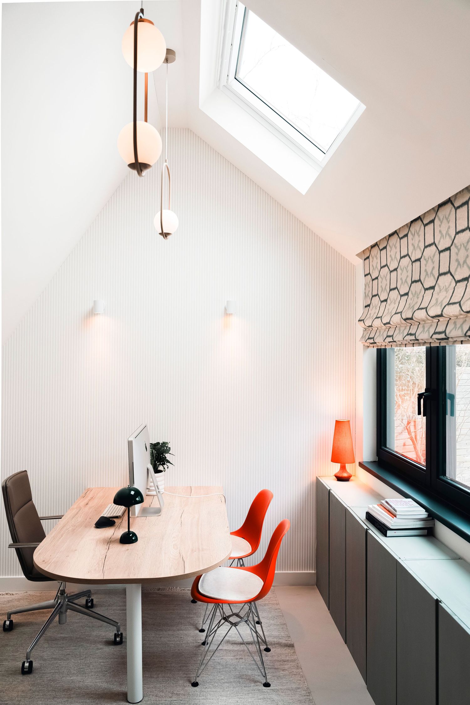 Rustige werkkamer ontworpen door MM Interior Design. Een thuiswerkplek in de uitbouw met behang, design chairs en focus op concentratie.