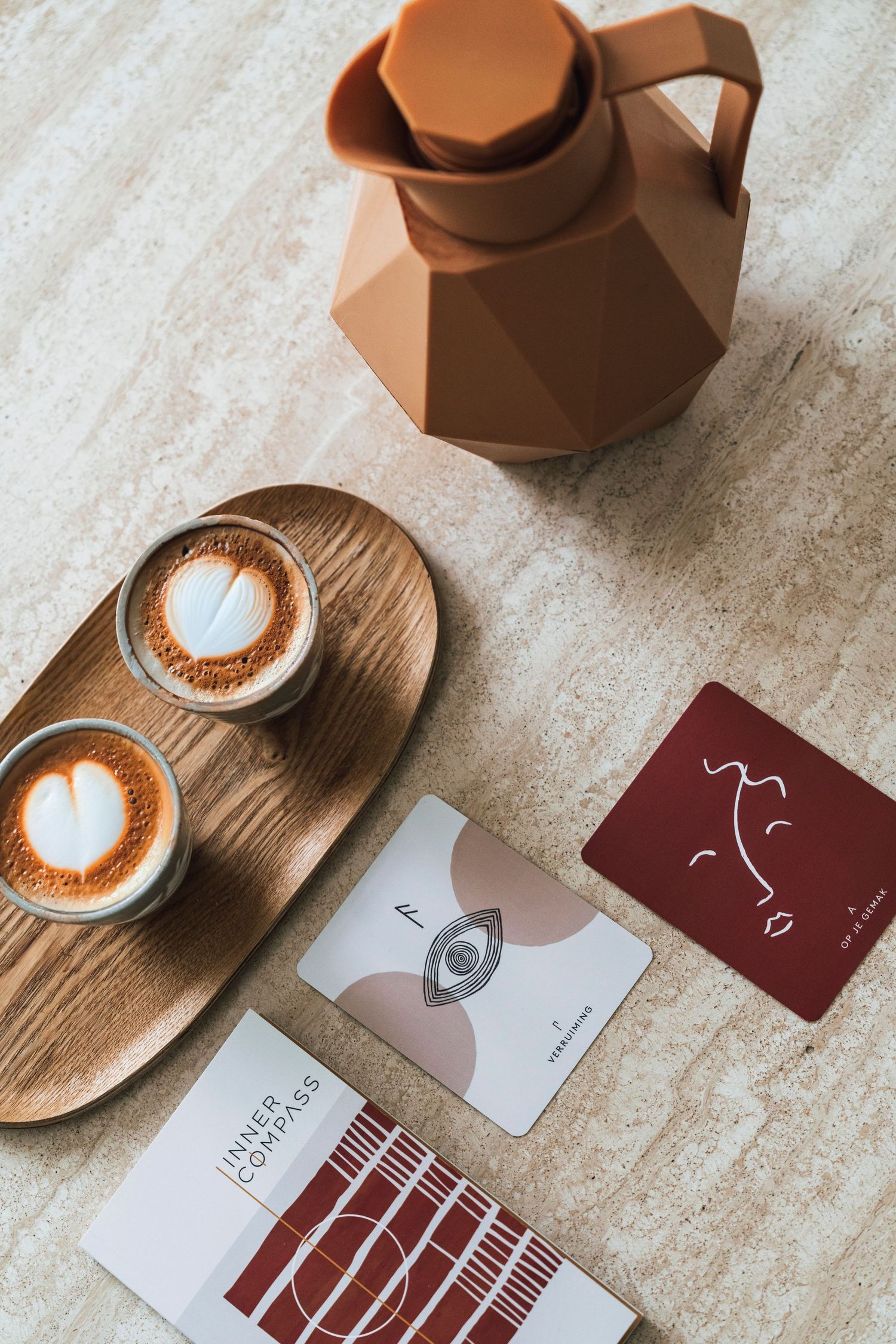 Capuccino en coaching kaarten op tafel bij Stories Space, gereed voor coaching sessie