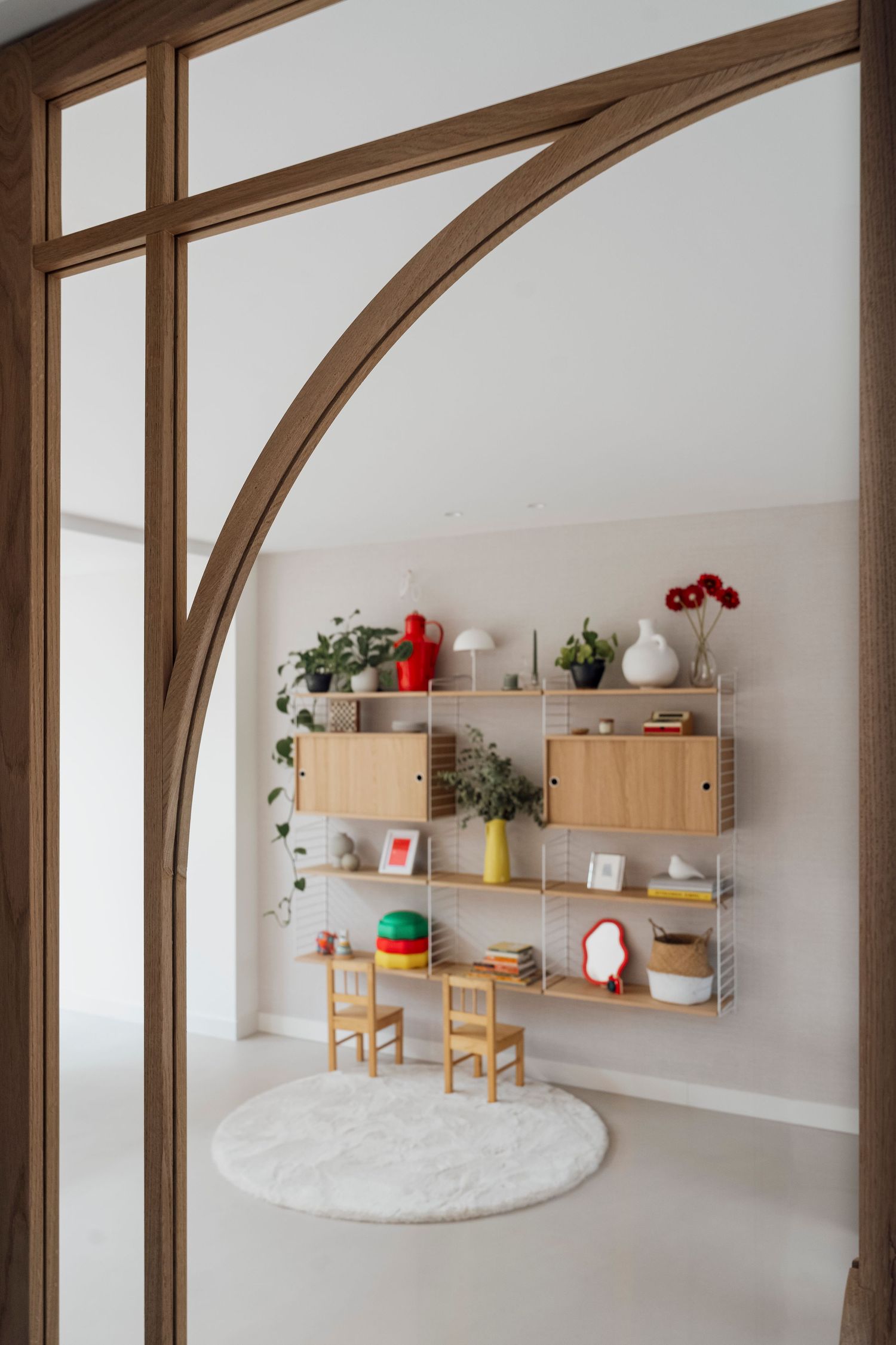 Slim ontworpen kinderspeelplek van hout van MM Interior Design. Een speelse, opgeruimde hoek met ruimte voor creativiteit en rust.
