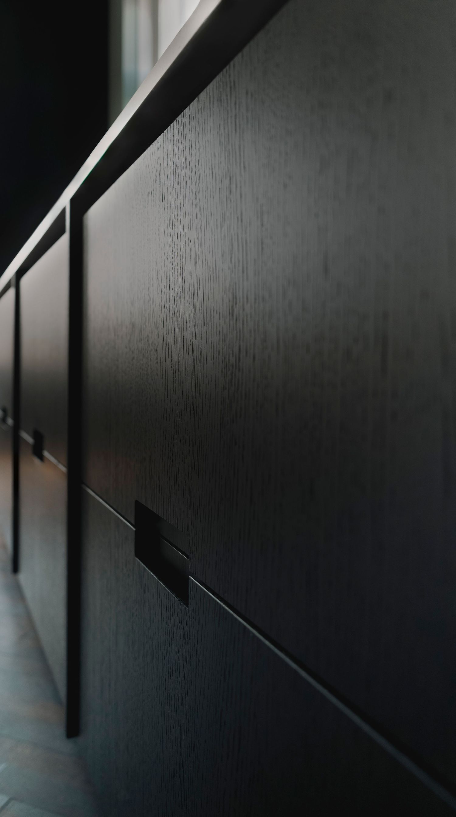 Detail van keuken. Mooie hout structuur, bijna zwart. Een onderdeel van het expressieve interieur van Studio Sparkle