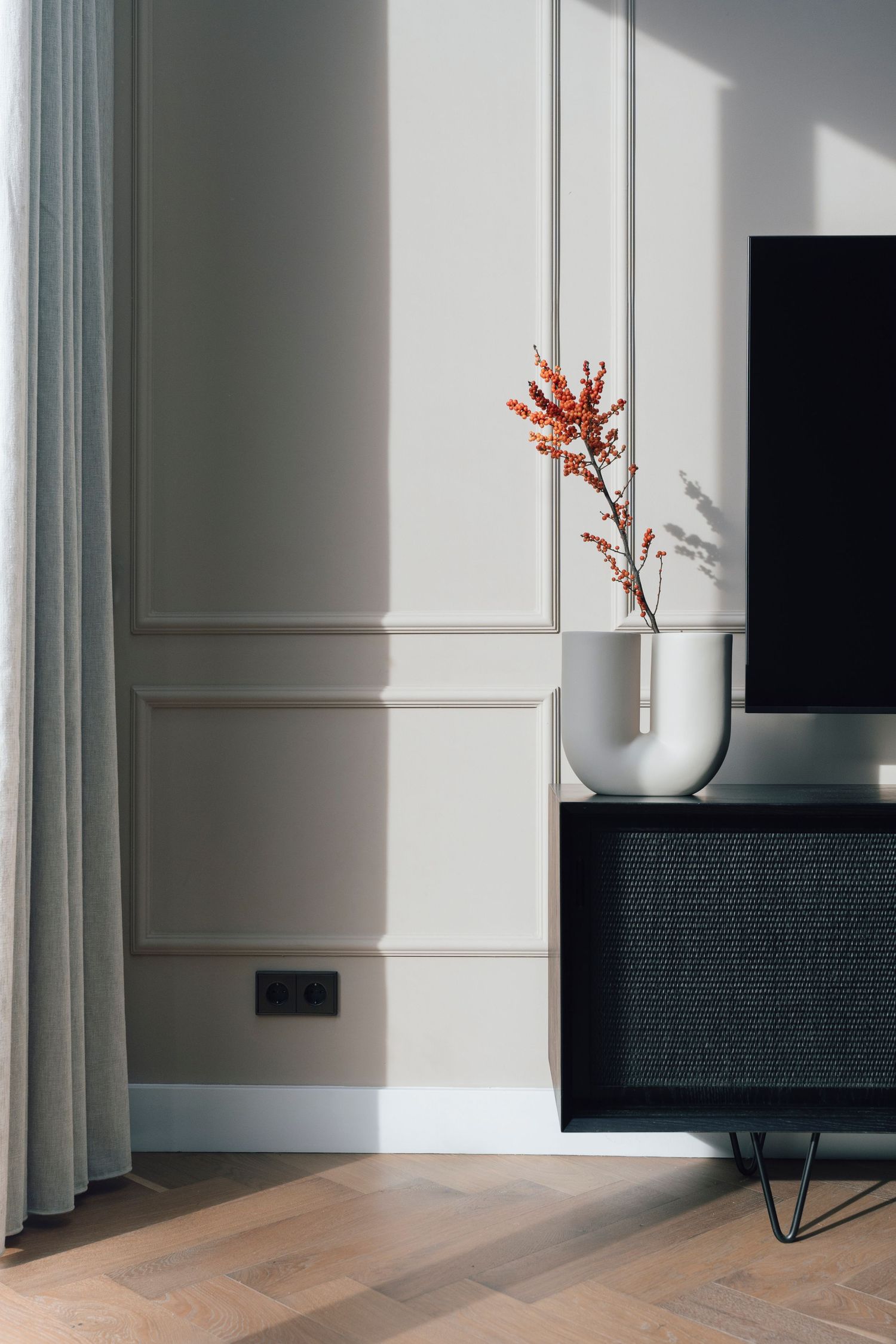 Eigentijdse woonkamer van NXT CHPTR in Amsterdam IJburg. Een serene leefruimte met natuurlijke materialen, rustige kleuren en minimalistisch