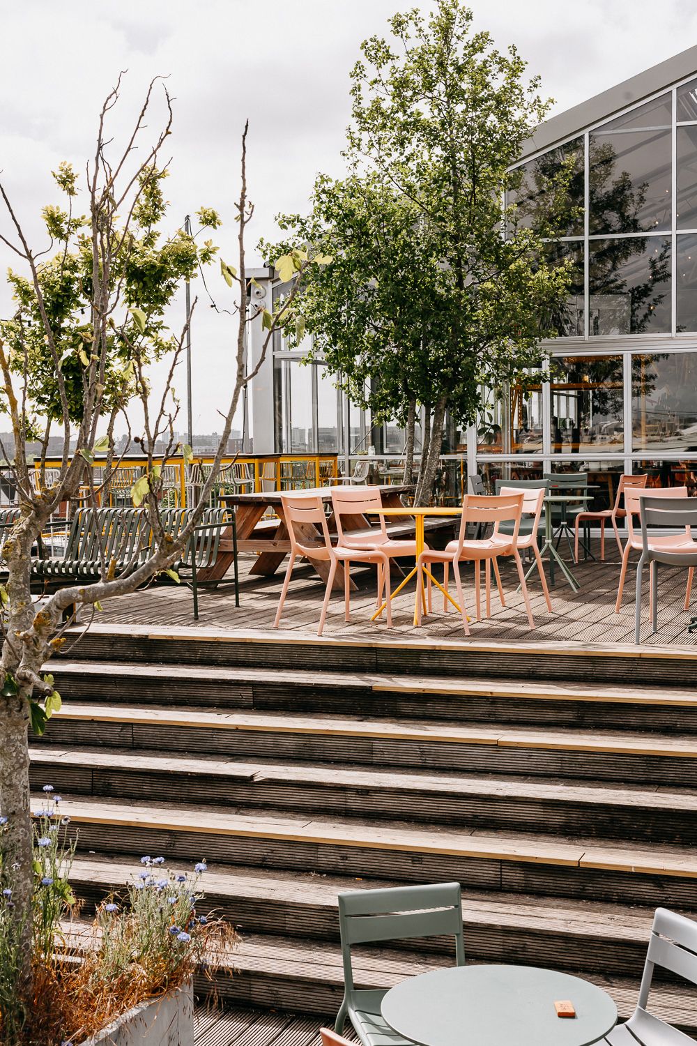 De Dakkas in Haarlem – een groene hotspot op het dak van een parkeergarage, met focus op sfeer, eten en drankjes.