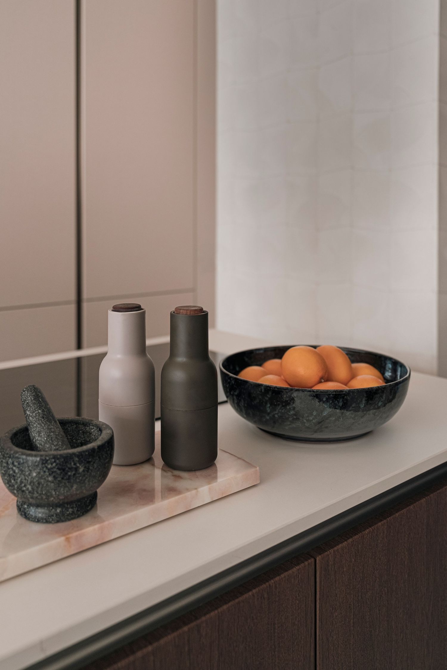 Designkeuken van NXT CHPTR in Amsterdam IJburg – met accessoires en design peper en zout stel.