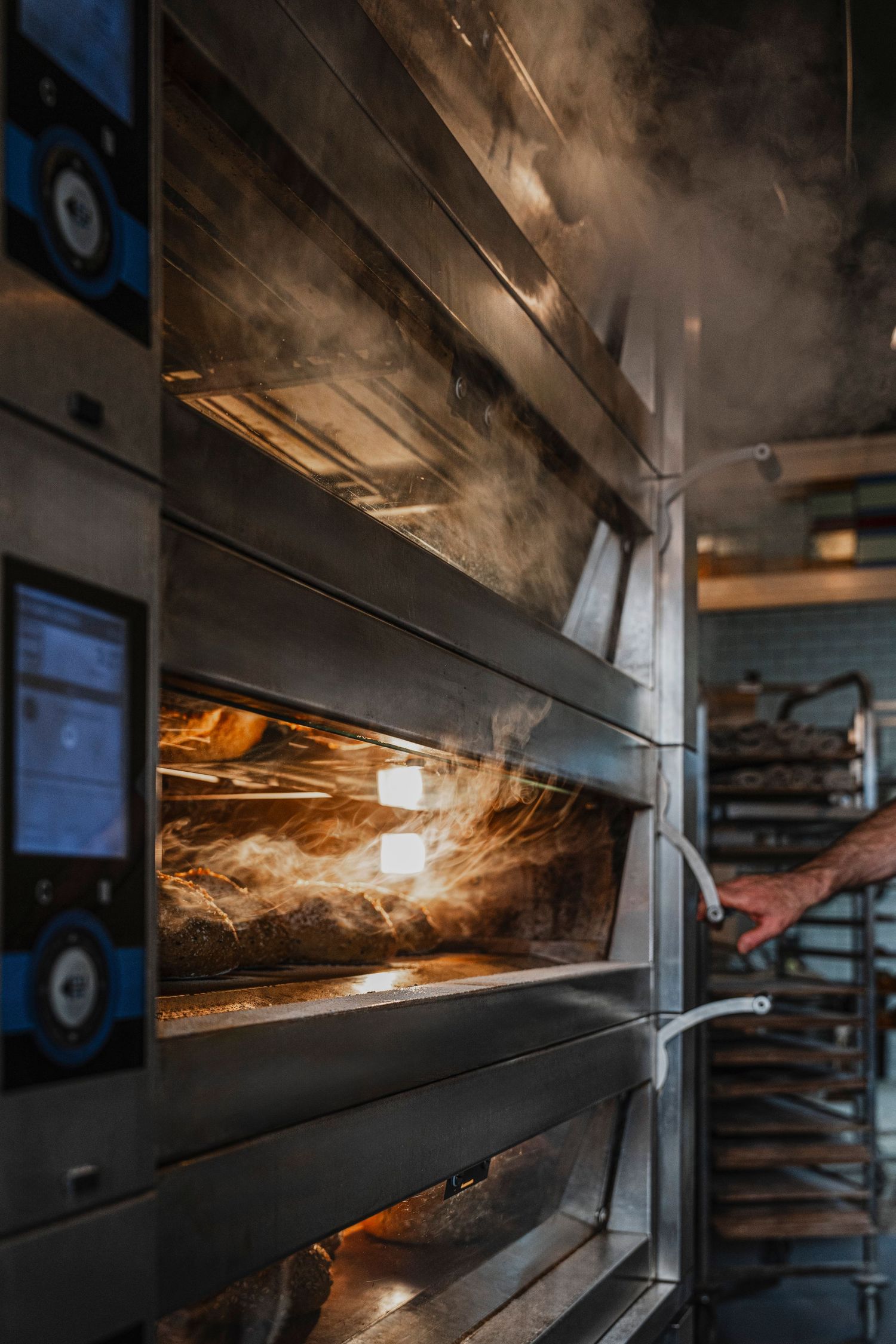 Zuurdesembroden rijzen in de stoomoven – het geheim achter de krokante korst bij Bob Bakt.