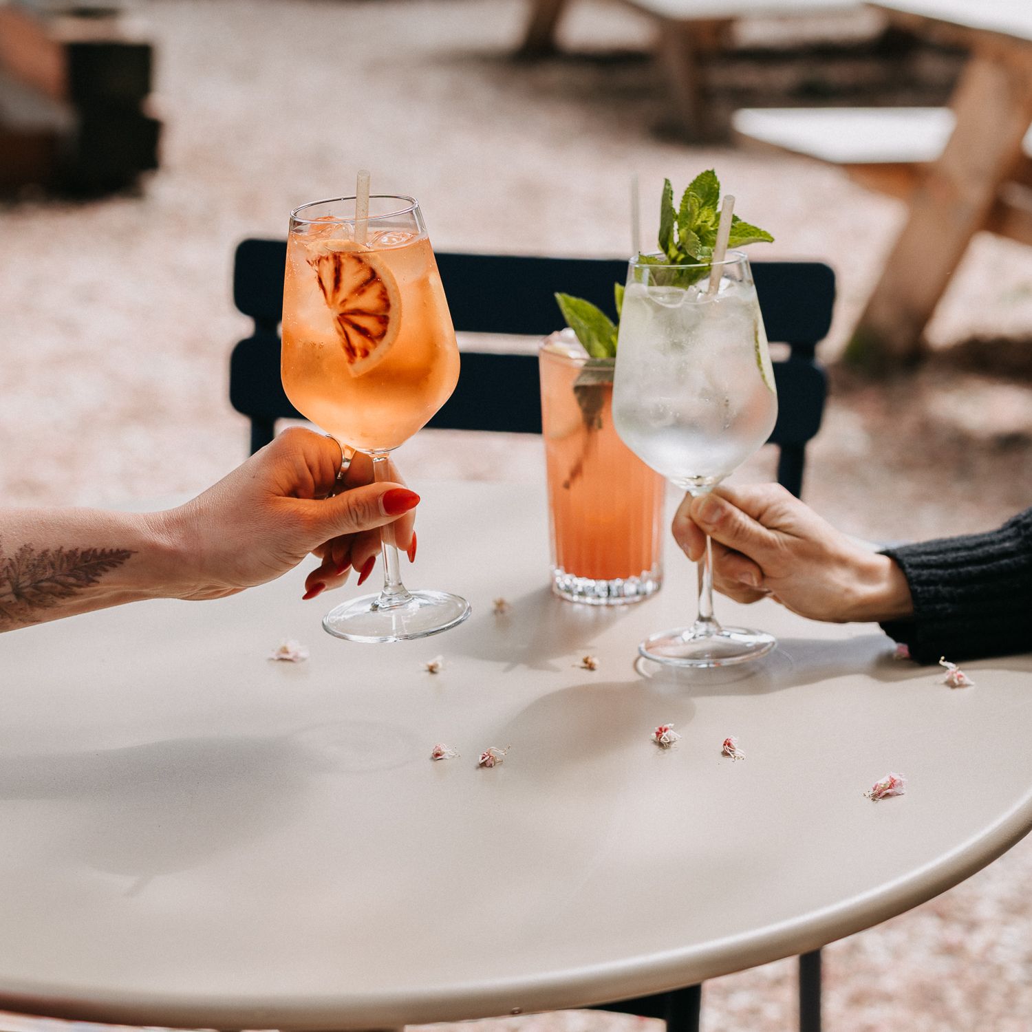 Biologisch eten van Kastan, en na afloop een mocktail in de kastanjetuin. Seizoensgebonden groenten en kruiden, duurzaam geteeld.
