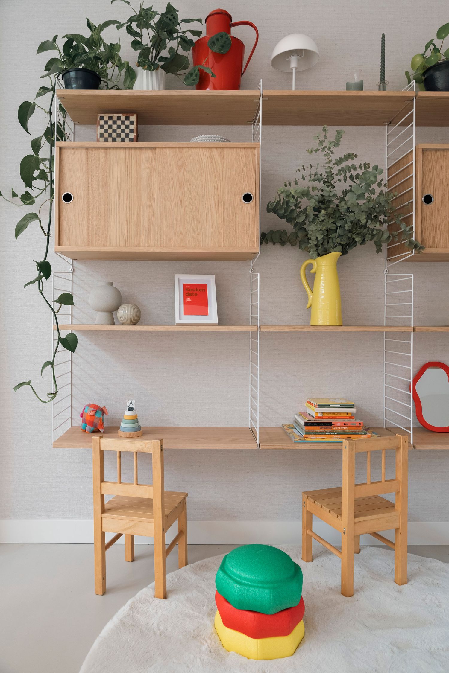 Slim ontworpen kinderspeelplek van hout van MM Interior Design. Een speelse, opgeruimde hoek met ruimte voor creativiteit en rust.