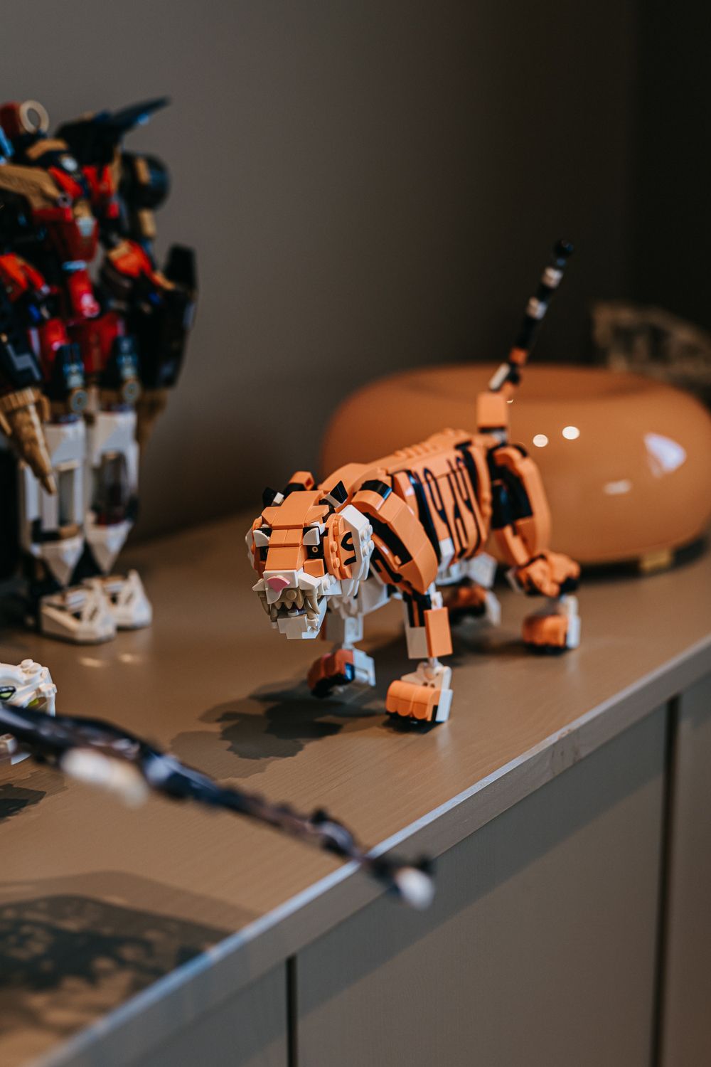 Overzicht van tienerkamer met Woood kast, opgeruimd speelgoed en Lego-opslag