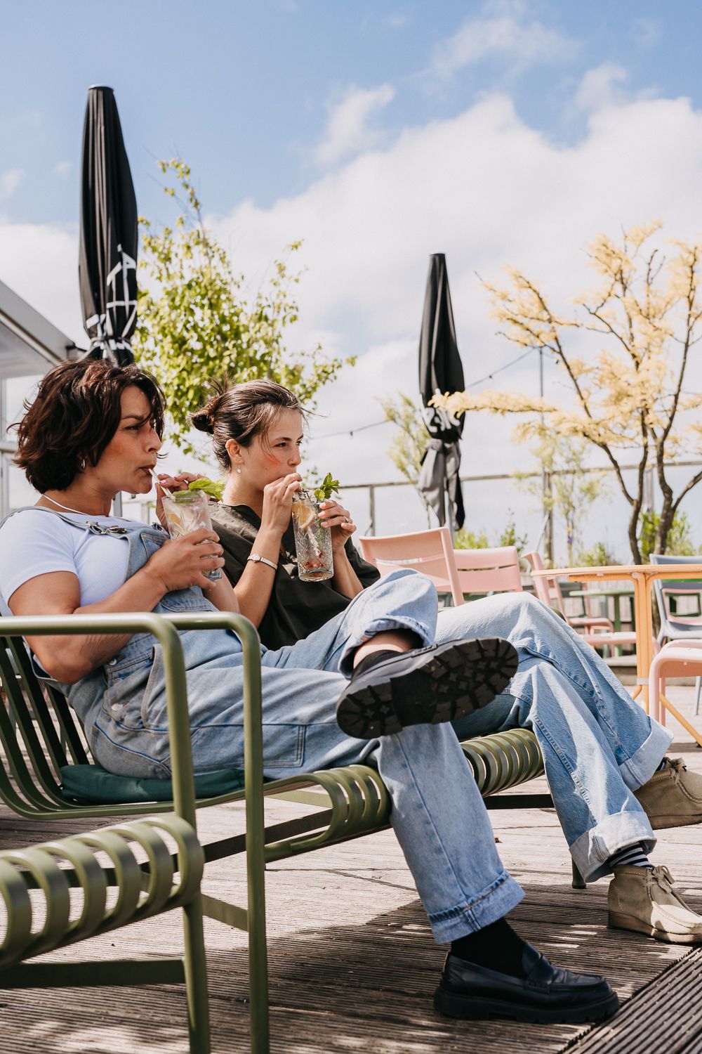 Genieten van een mocktail op het dakterras van De Dakkas – ontspannen sfeer en panoramisch uitzicht over Haarlem.