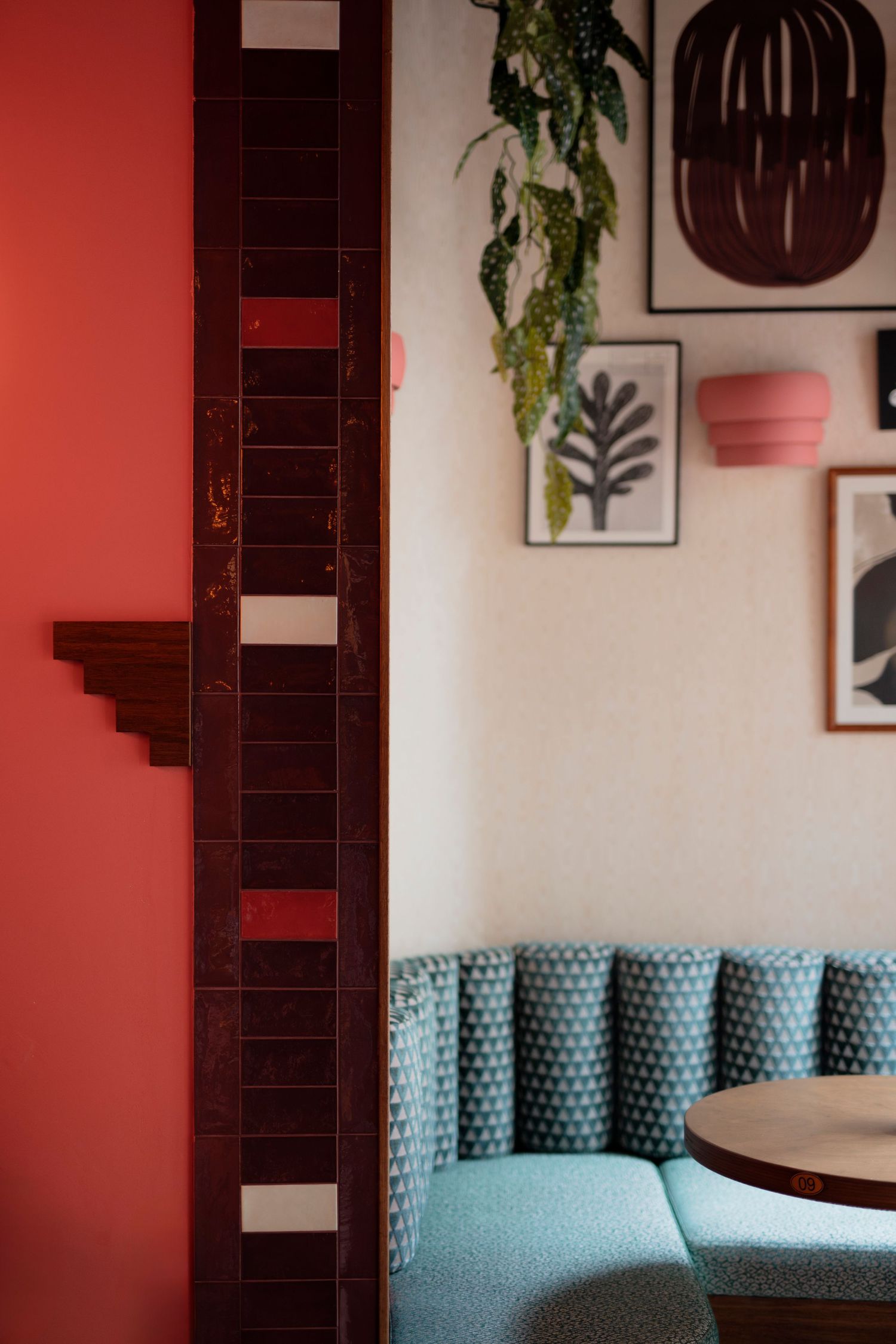Detailshot van zithoek met gekleurde tegeltjes en ronde bank. Puerto Burrito Hilversum interieur shoot, gastronomy.