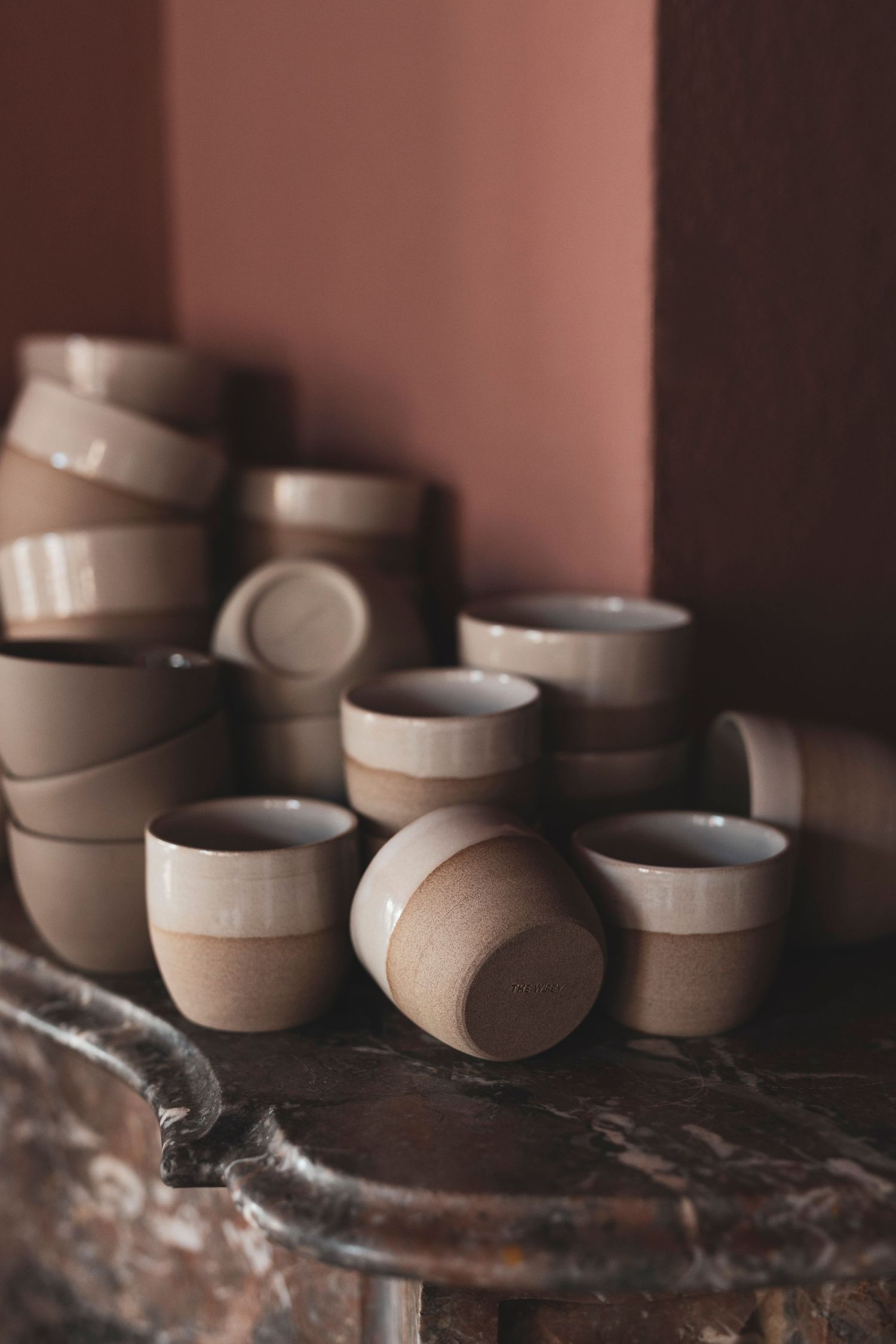 Handgemaakte keramieken kopjes van de eigenaar – uniek servies dat het persoonlijke karakter van Heyu Café onderstreept.