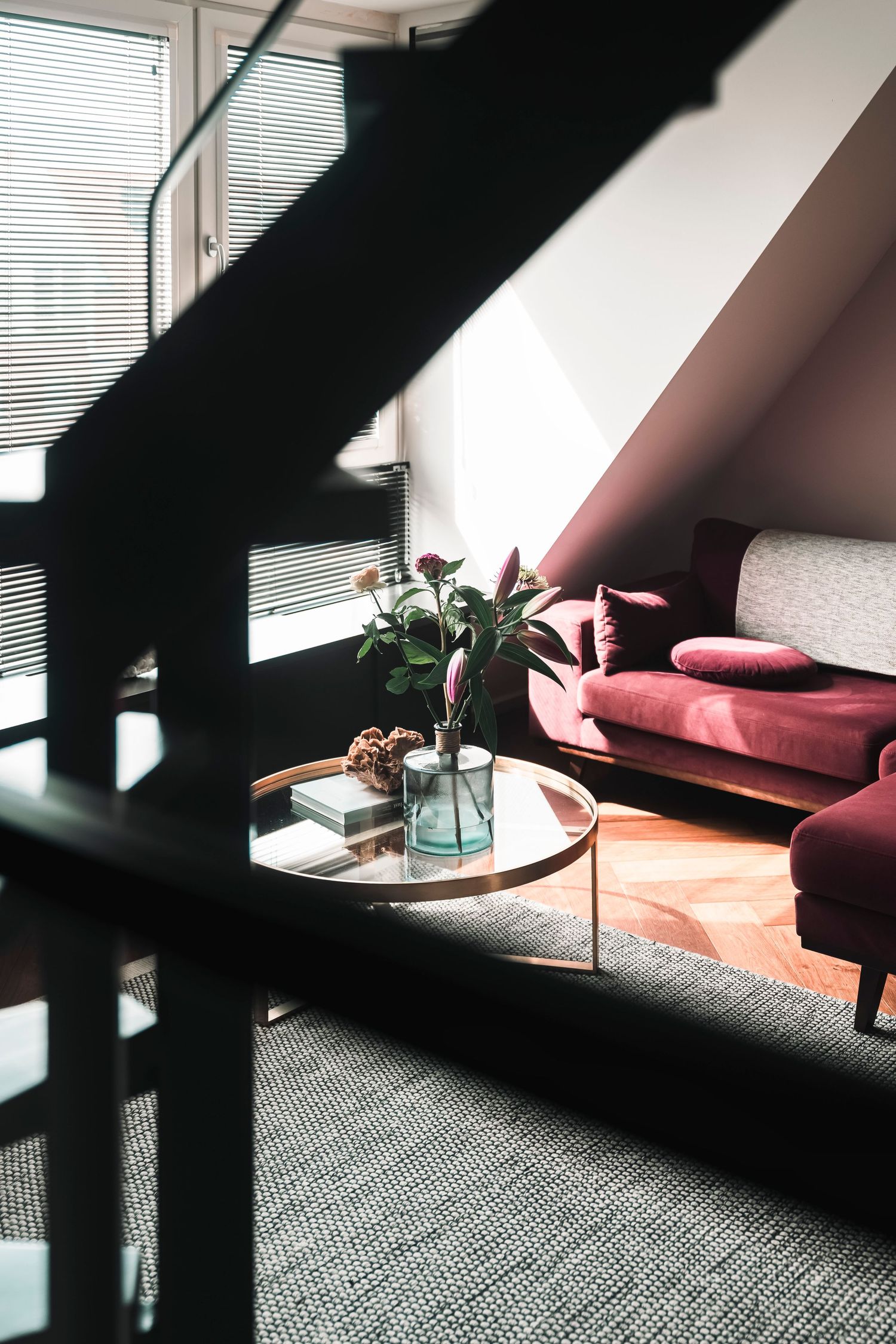 Warme, lichte woonkamer in Amsterdam-Oost, slim ingedeeld en gestyled door Milk Interieur met oog voor rust en reflectie.