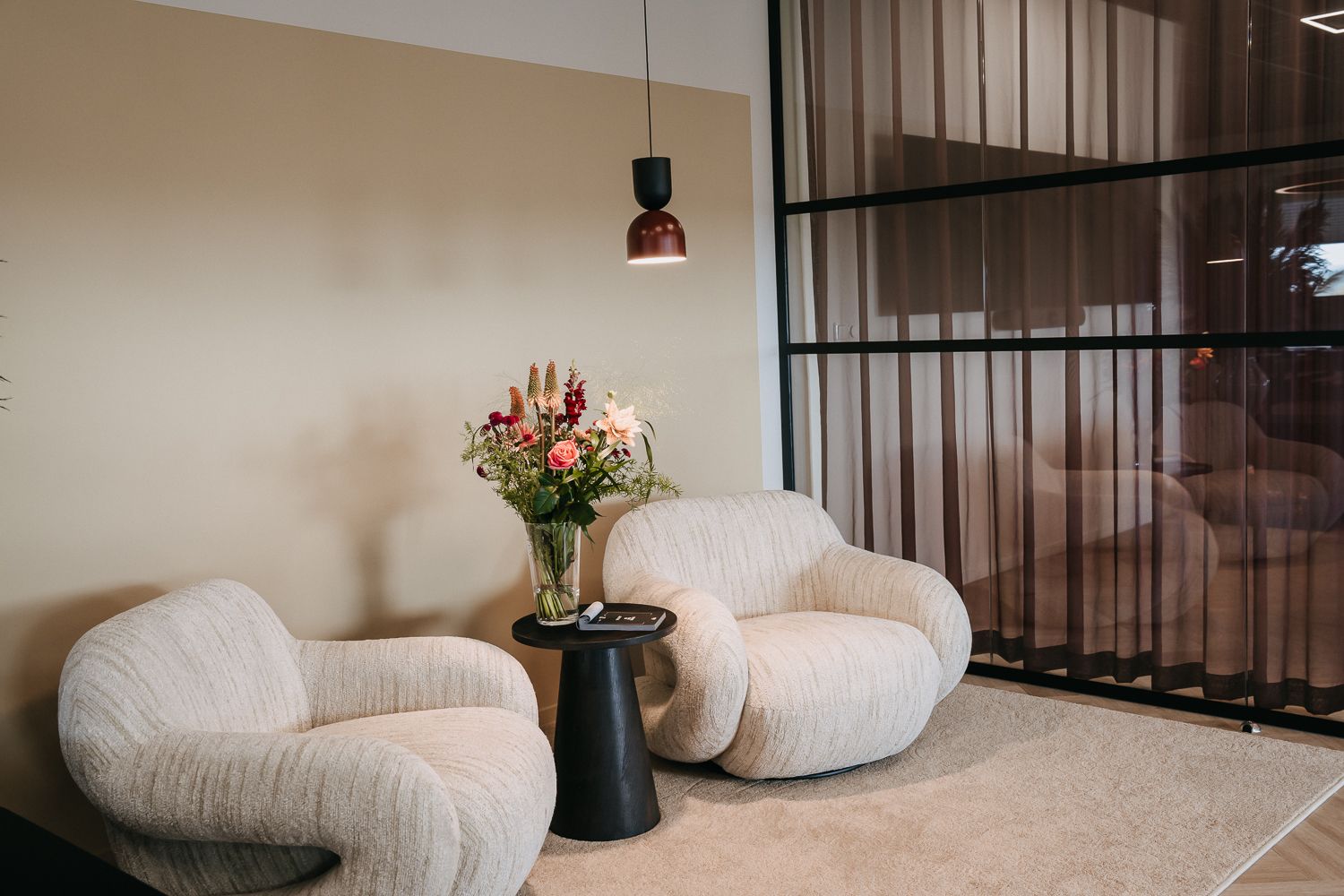 Modern en warm kantoorinterieur met een WOOOD zitje en een videoscherm naast de vergadertafel. Vastgelegd door fotograaf Edith Maaskant