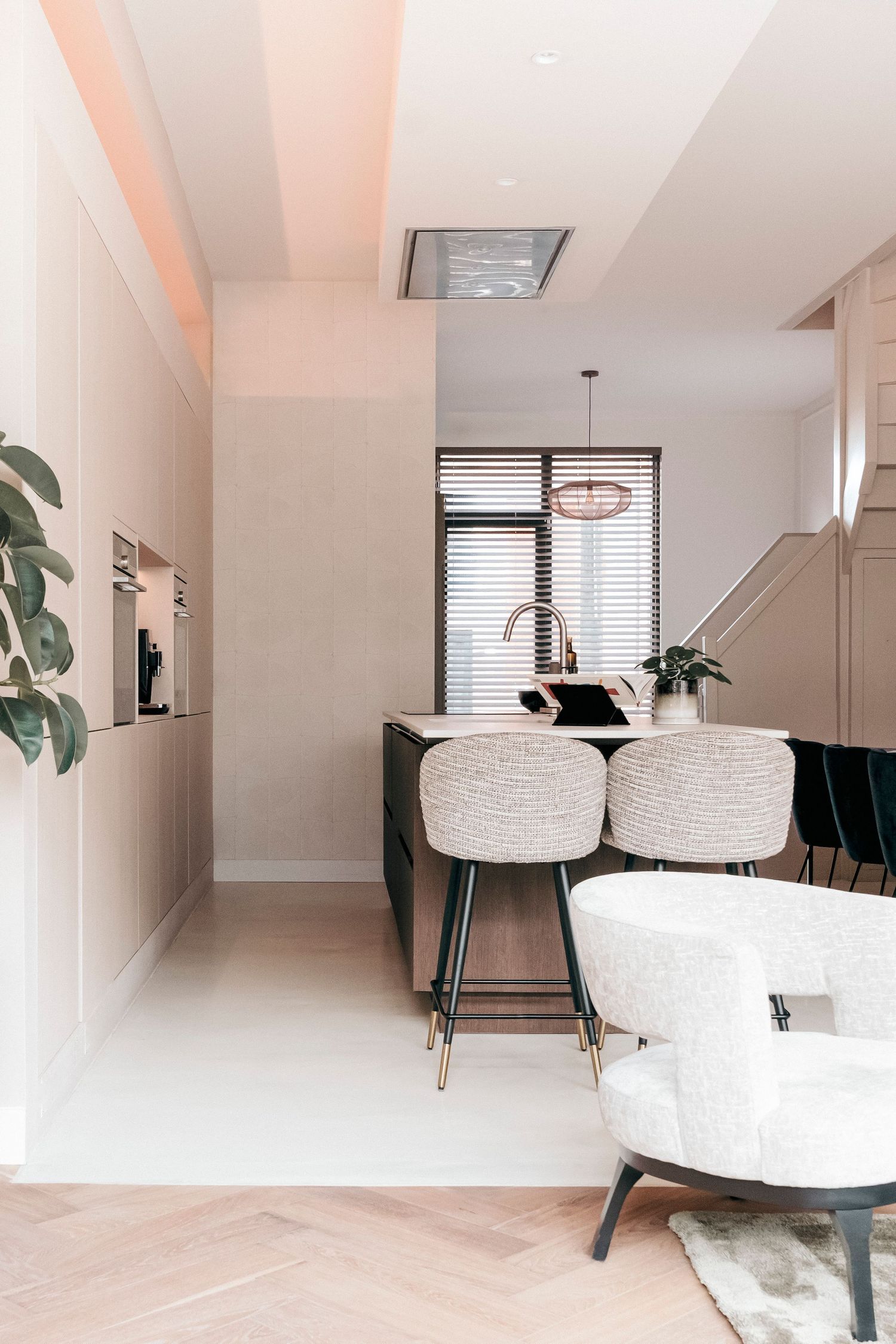 Designkeuken van NXT CHPTR in Amsterdam IJburg. Een open, licht en functioneel geheel met strakke lijnen, warme houttinten en gewrapped.