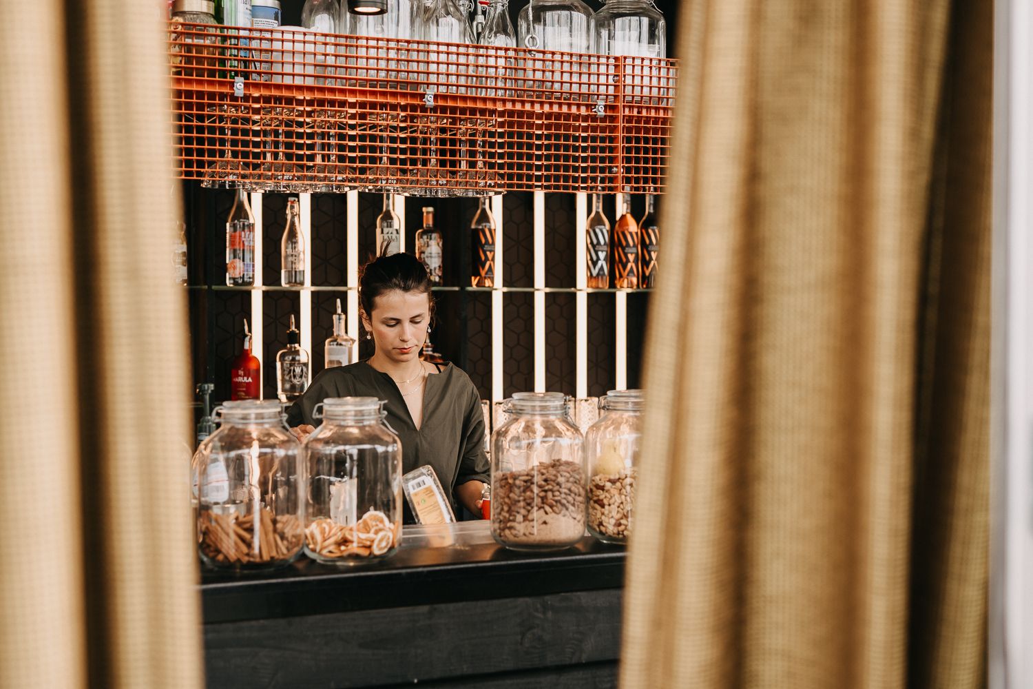 De cocktailbar van De Dakkas – frisse, kleurrijke drankjes geserveerd in een groene, open setting boven de stad.