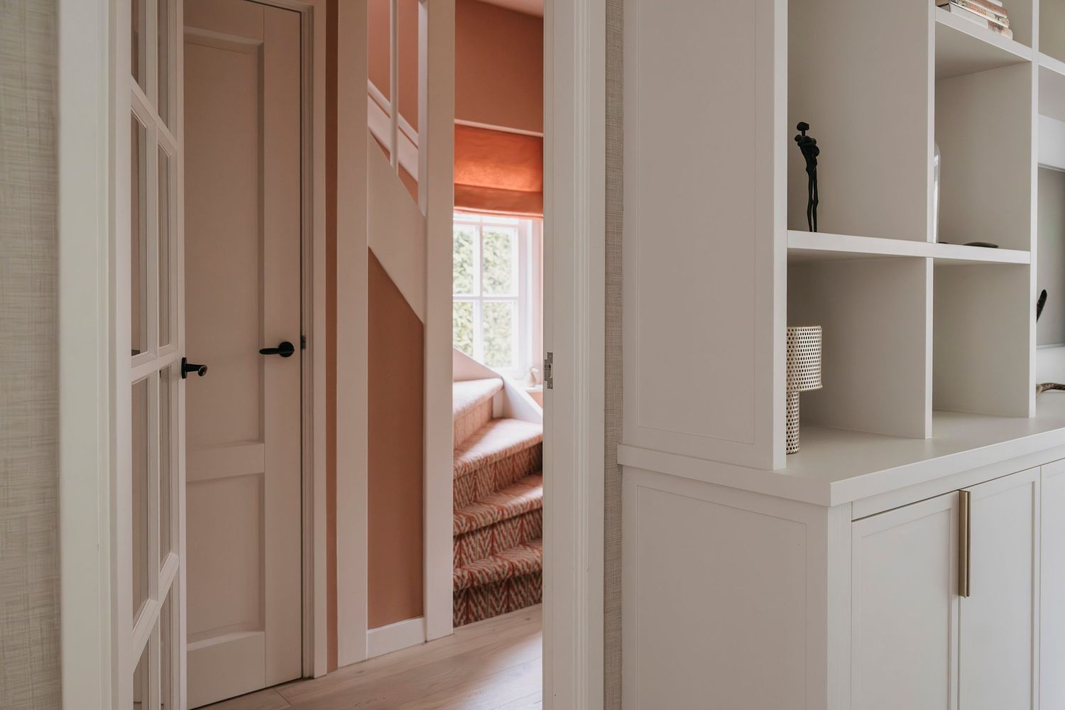 Verfijnde hal in jaren ’30 woning in Laren, met klassieke lijnen en stijlvolle afwerking door Sies Interior Design.