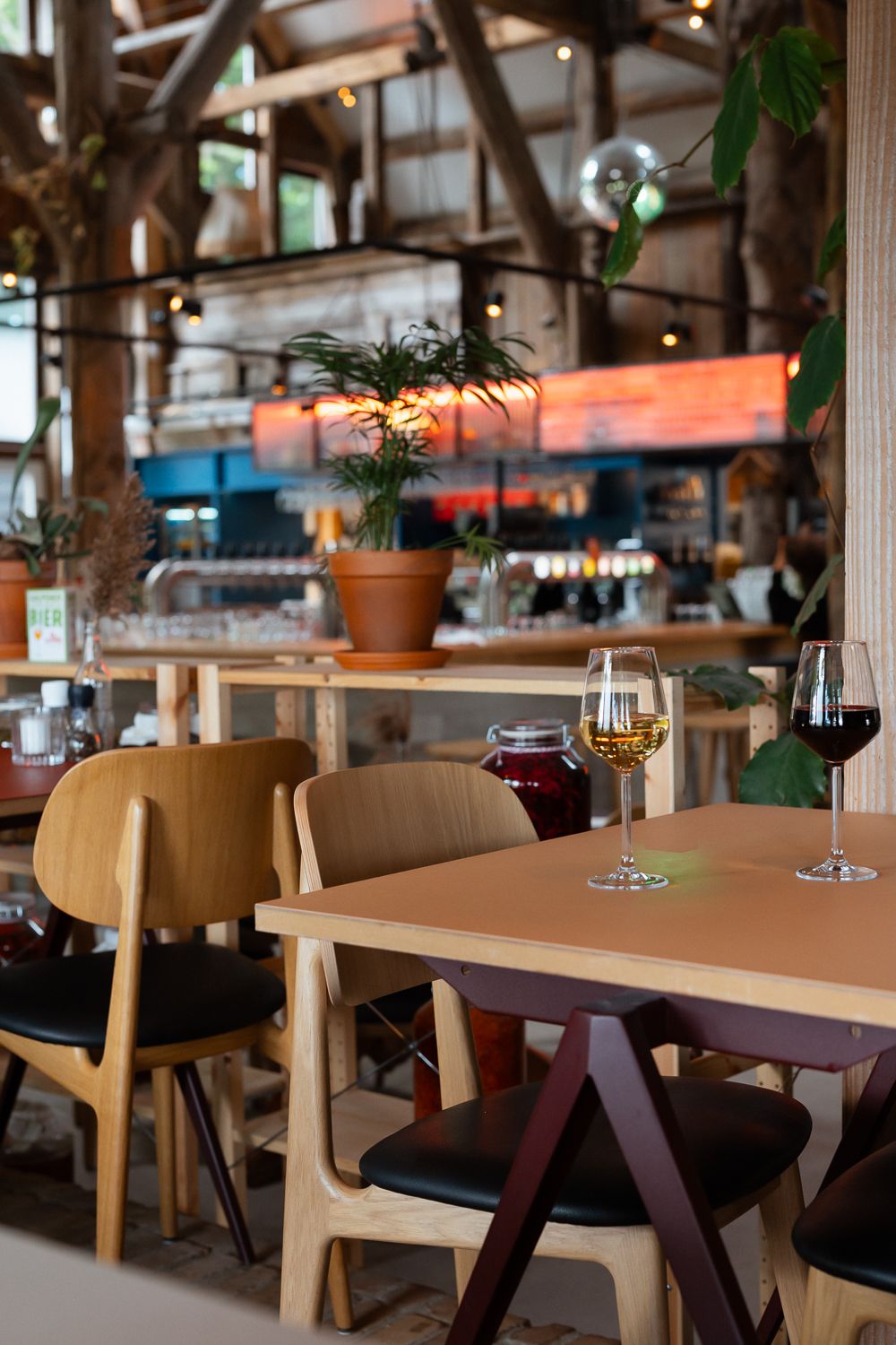 Top shot van tafelschikking met wijnglazen, sfeer in Kastan, Hoofddorp. Gastronomy fotografie.