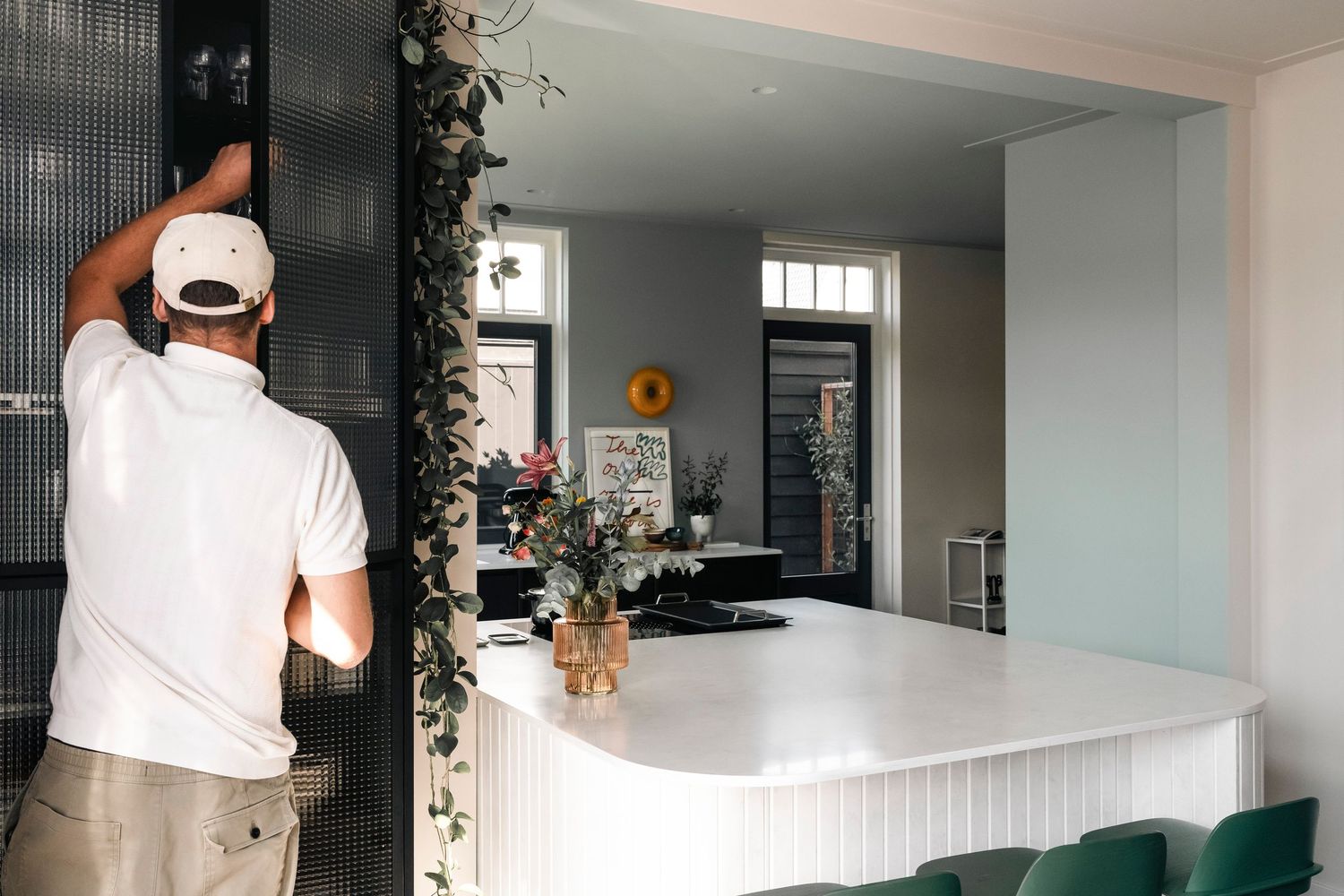 Kleurrijke keuken met speelse accenten en modern design, ontworpen door Studio Sparkle in Weespersluis.