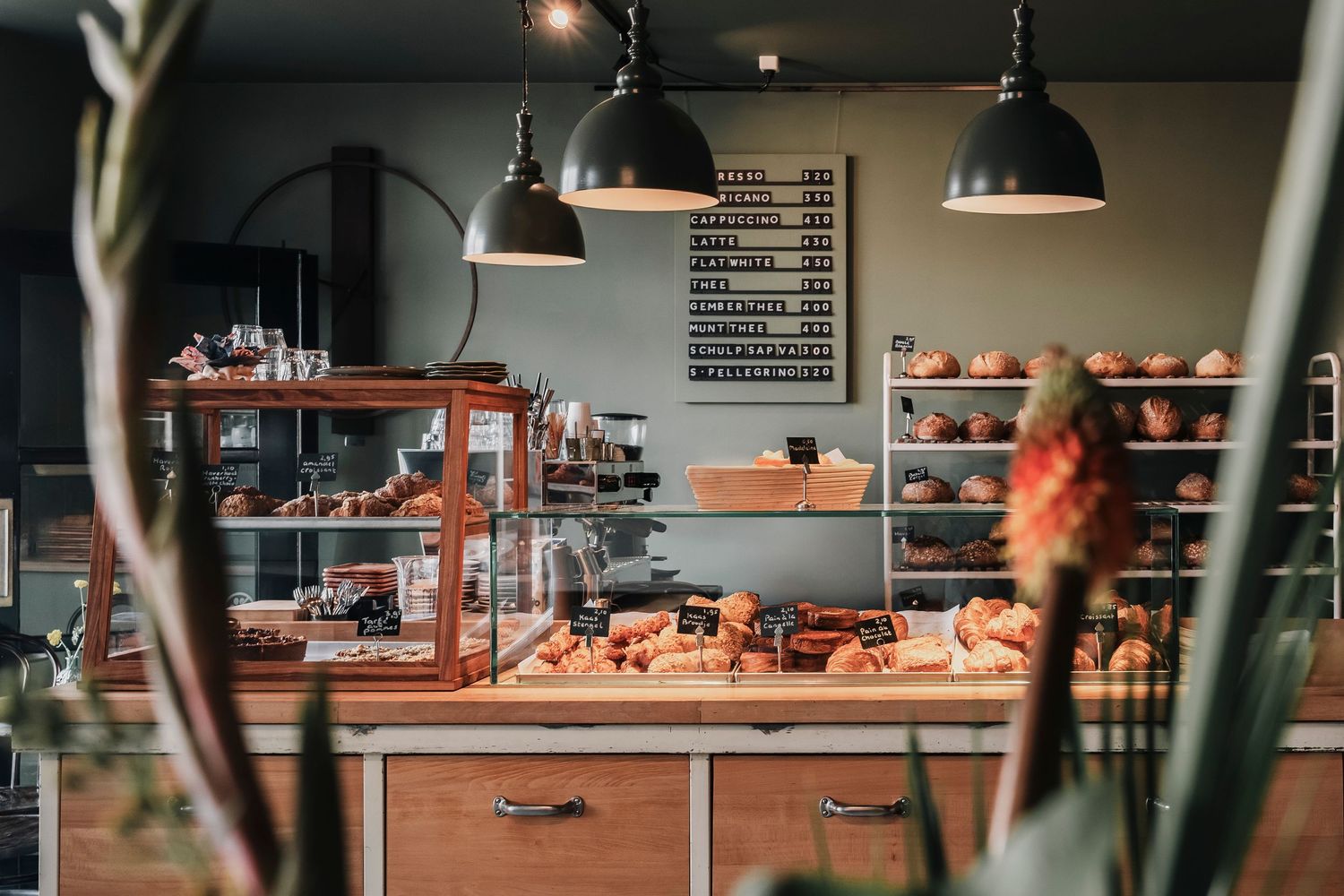 Ambachtelijke bakkerij van Bob Bakt in Muiden, gevuld met de geur van vers zuurdesembrood en lokaal vakmanschap.