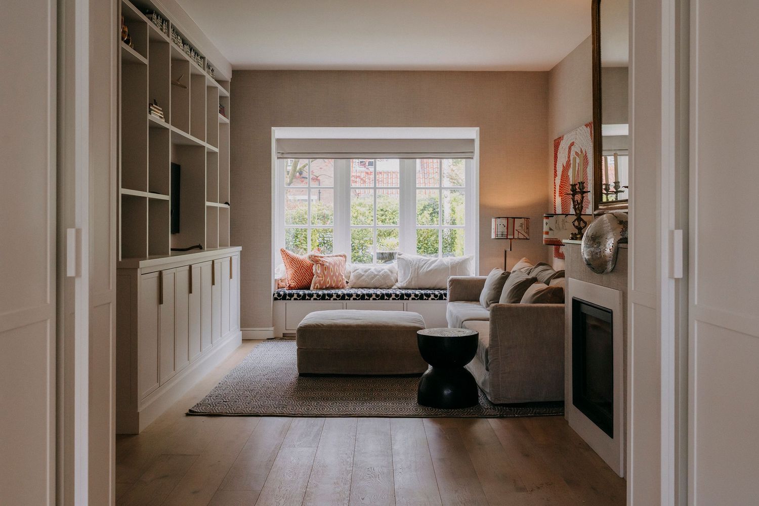Design woonkamer in een jaren ’30 huis in Laren, ontworpen door Sies Interior Design. Een mix van klassieke details en reis souveniers.