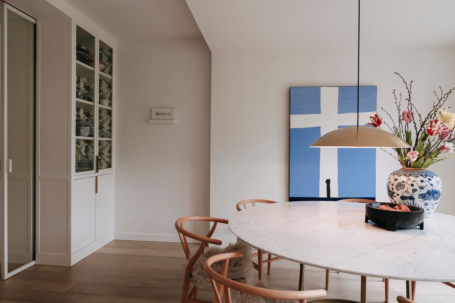 Stijlvolle leefkeuken in een jaren ’30 woning in Laren – ontworpen door Sies Interior Design met oog voor sfeer, symmetrie en marmeren tafel