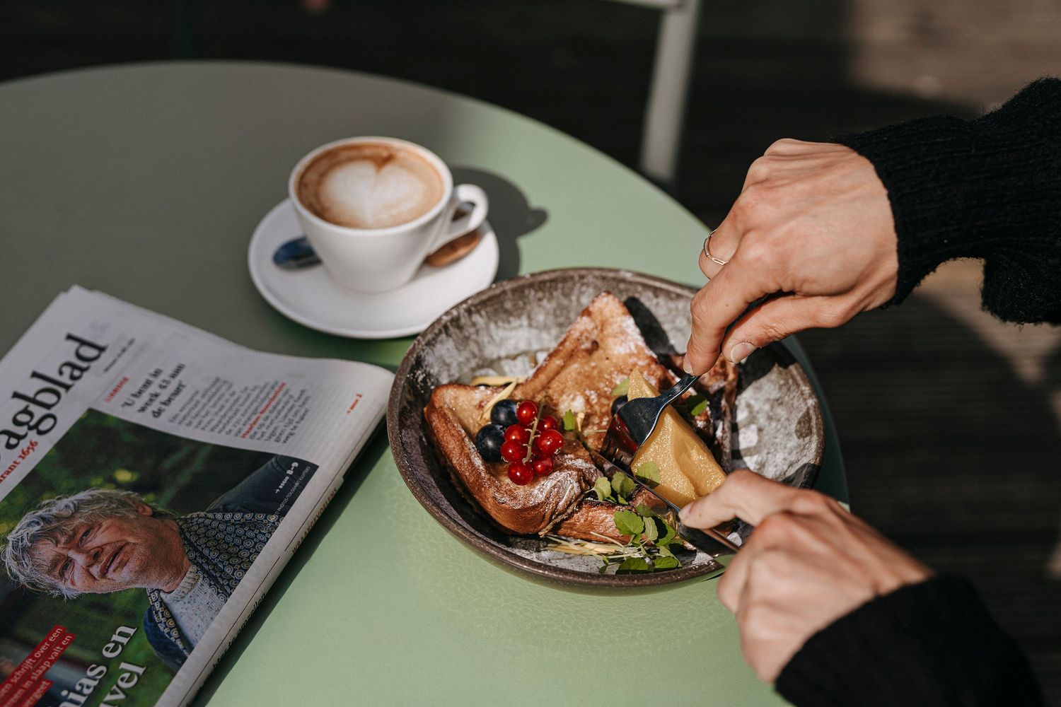 ontbijten in Haarlem, gastronomy, dakkas, restaurant op het dak. Vers ontbijt, biologisch met koffie