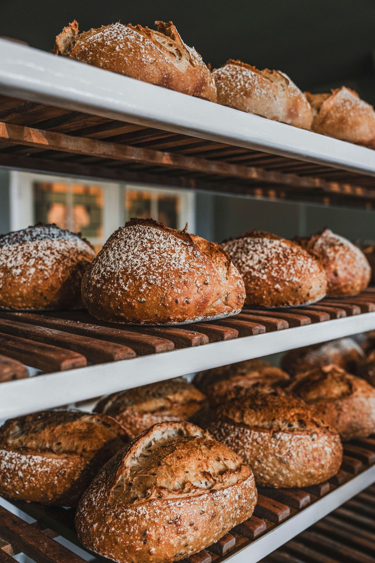Versgebakken zuurdesembrood met knapperige korst en luchtige kruim – het kenmerk van Bob Bakt’s ambacht.