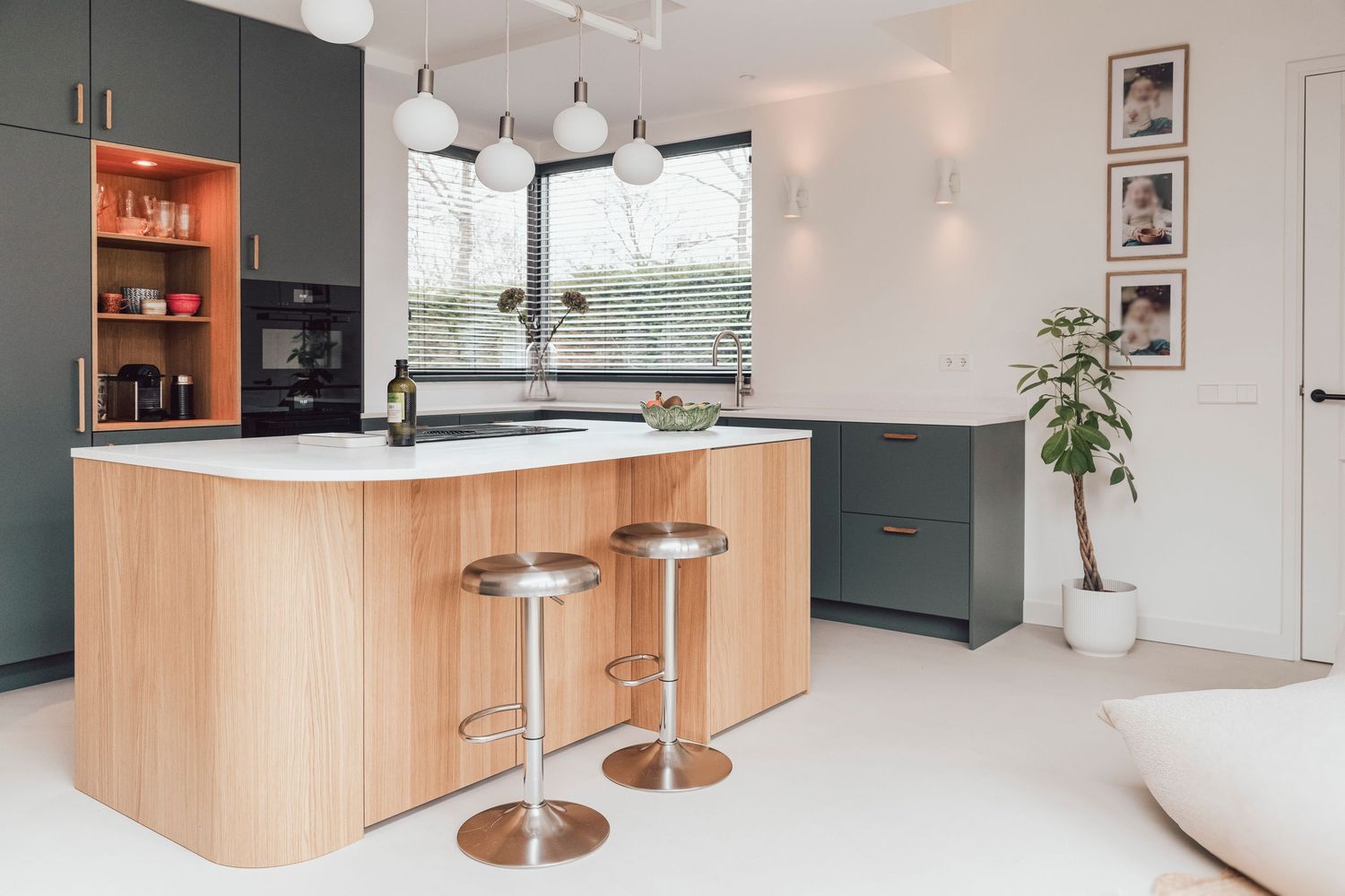 Moderne, strak vormgegeven keuken door MM Interior Design – hoogwaardige materialen, doordachte indeling sluit mooi aan op het geheel.