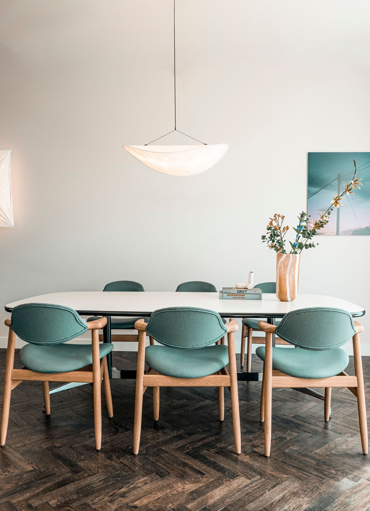 Fris en levendig eetgedeelte met gedurfde kleuren en persoonlijke stijl, ontworpen door Studio Sparkle.