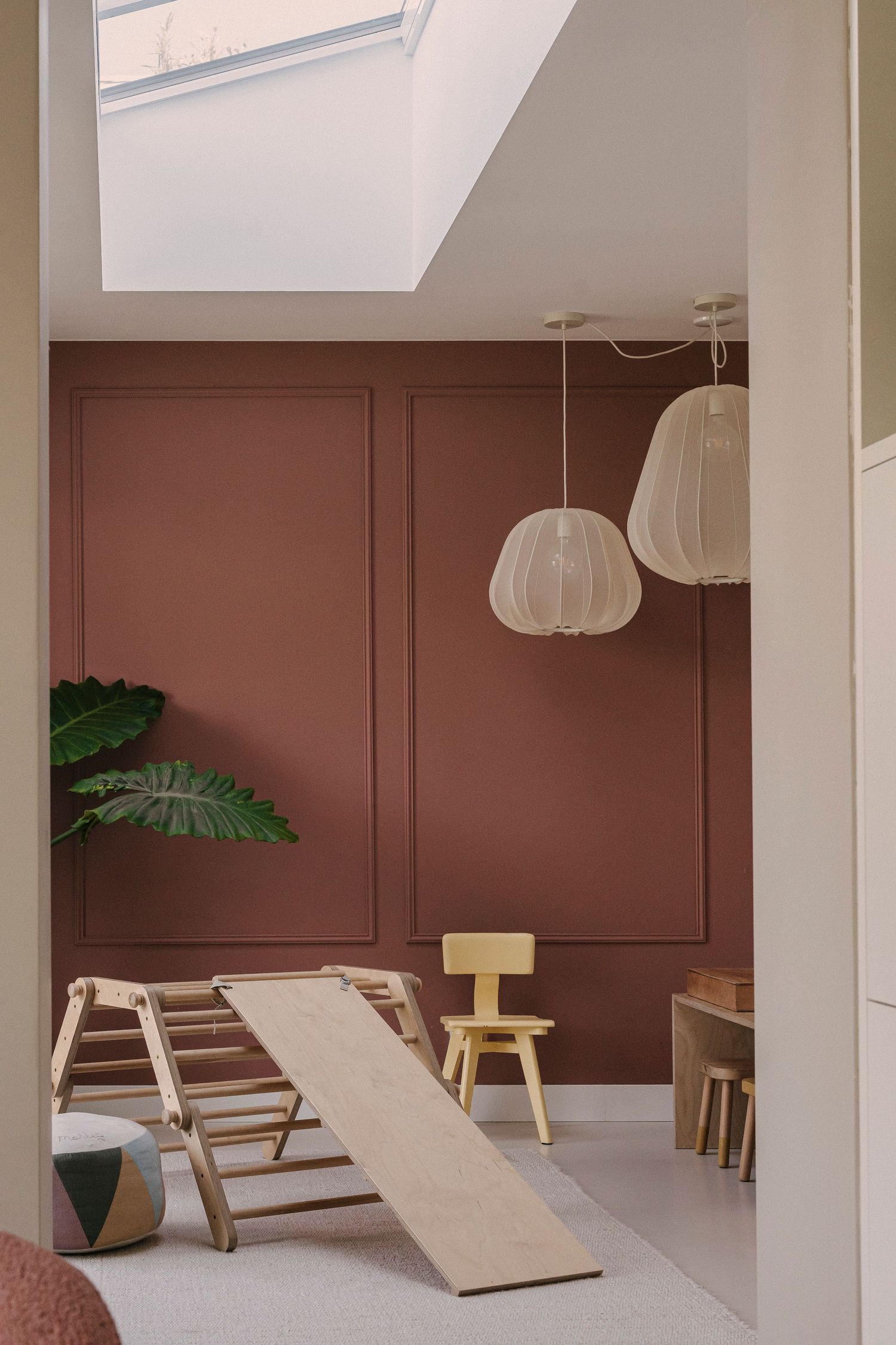 Een tijdloze kinderkamer.  Oh studio ontwerpt een duurzame, stijlvolle basis. natuurlijke materialen en rust.. Fotografie Edith Maaskant
