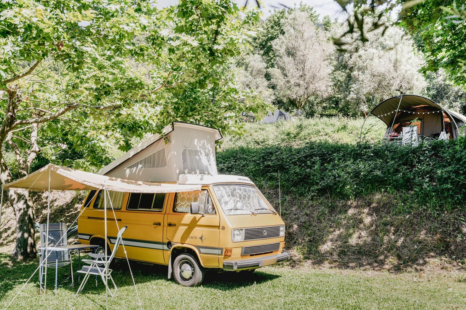 Camper Quinta Valbom
 Lifestylefotografie van een gele vintage camper op camping Quinta Valbom in Portugal
