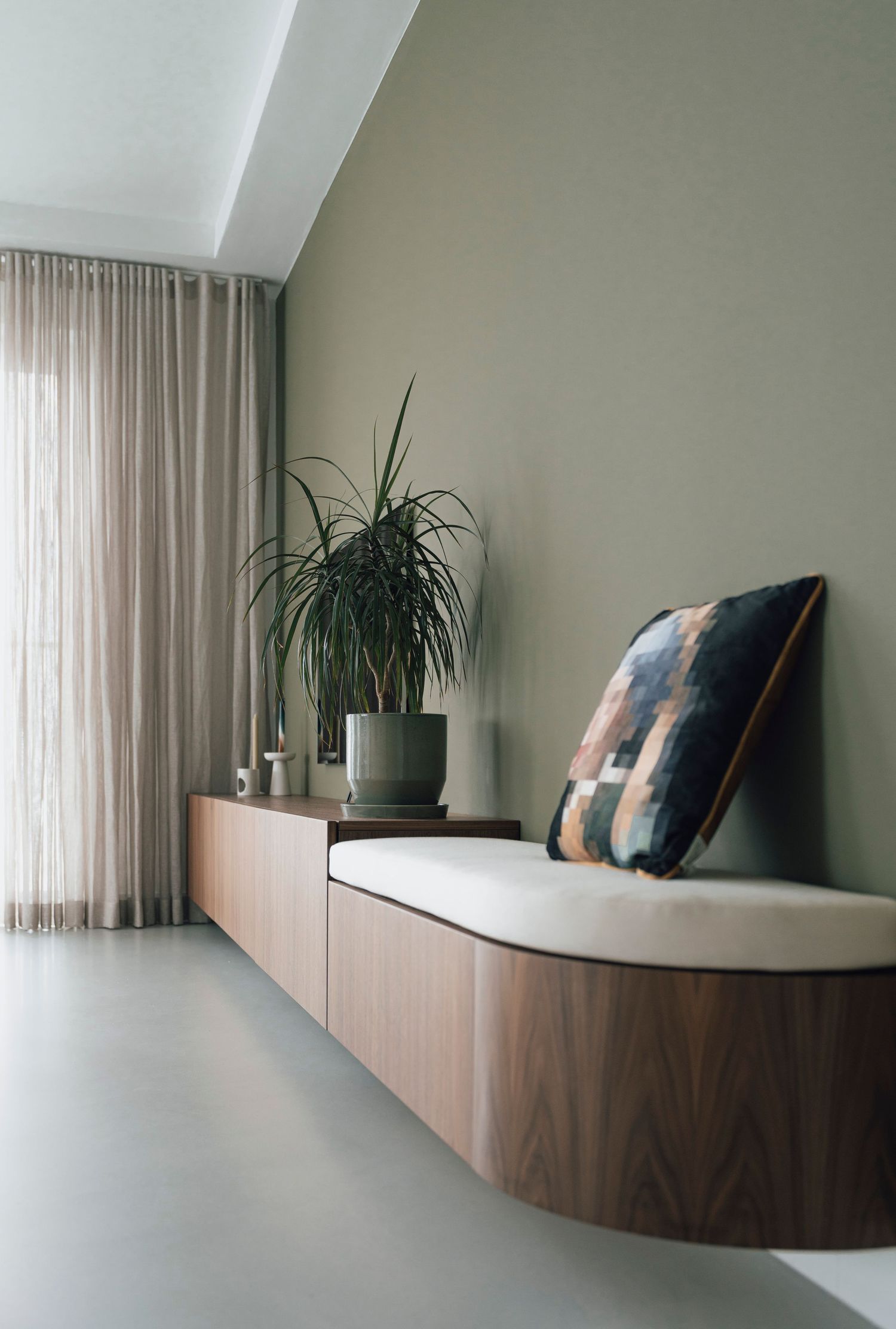 Penthouse in Sluishuis, IJburg met maatwerk meubels, elementenbank, kunst en uitzicht op Durgerdam. Interieur & fotografie.”