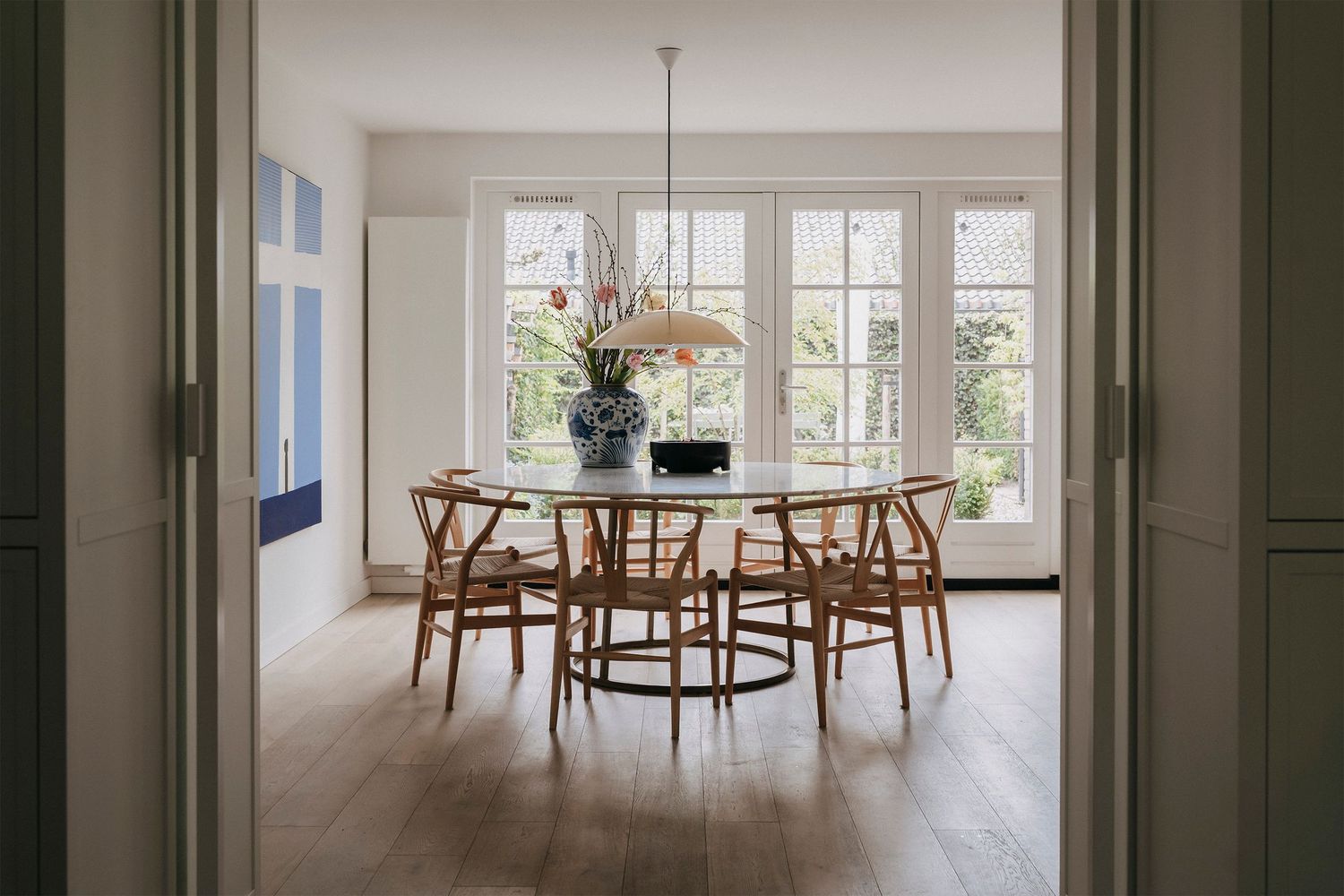 Stijlvolle leefkeuken in een jaren ’30 woning in Laren, ontworpen door Sies Interior Design met oog voor sfeer, symmetrie en marmeren tafel.