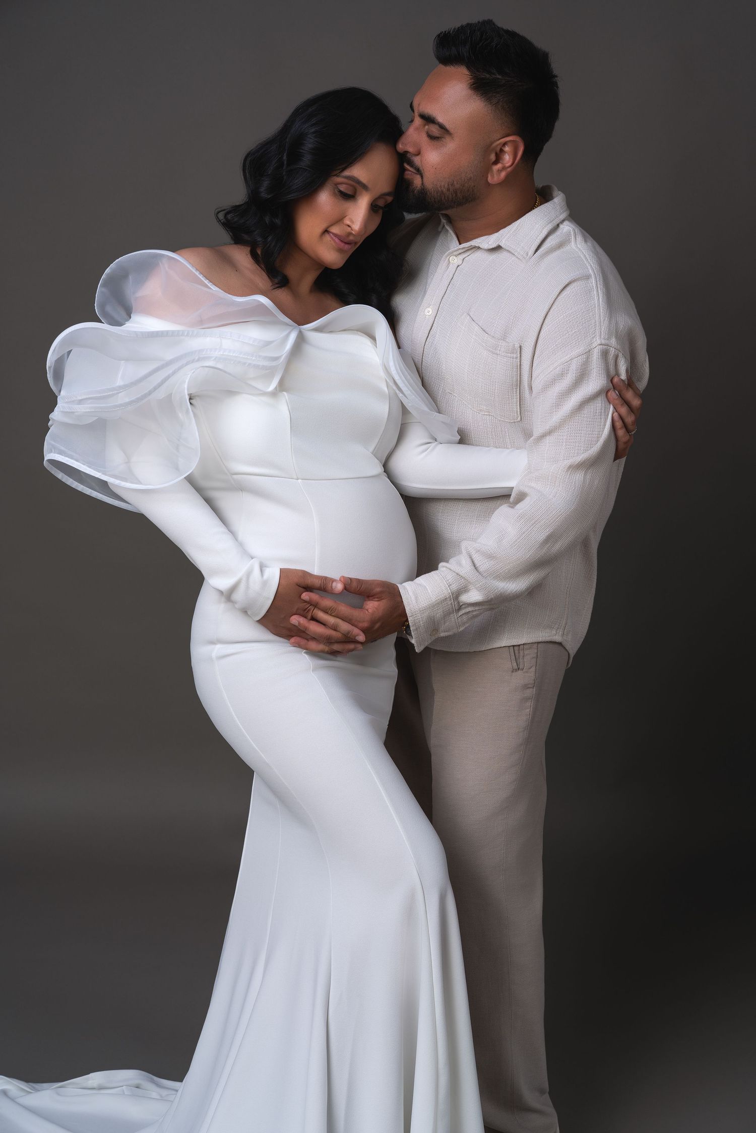 Maternity couple photoshoot — pregnant woman with her husband posing during maternity photoshoot in Chicago.