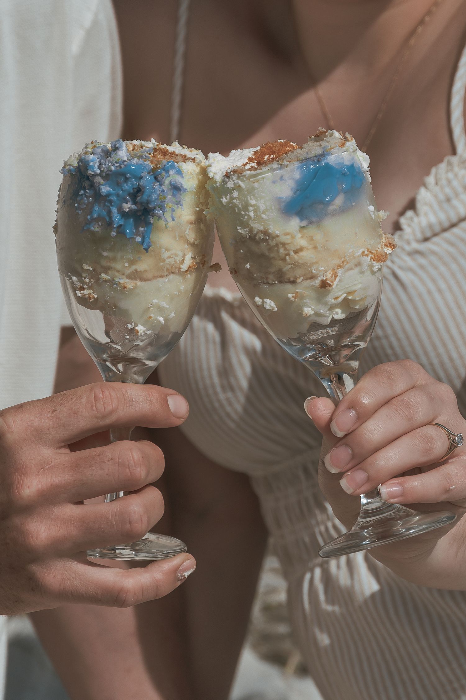 Cake gender reveal on beach, it is a boy