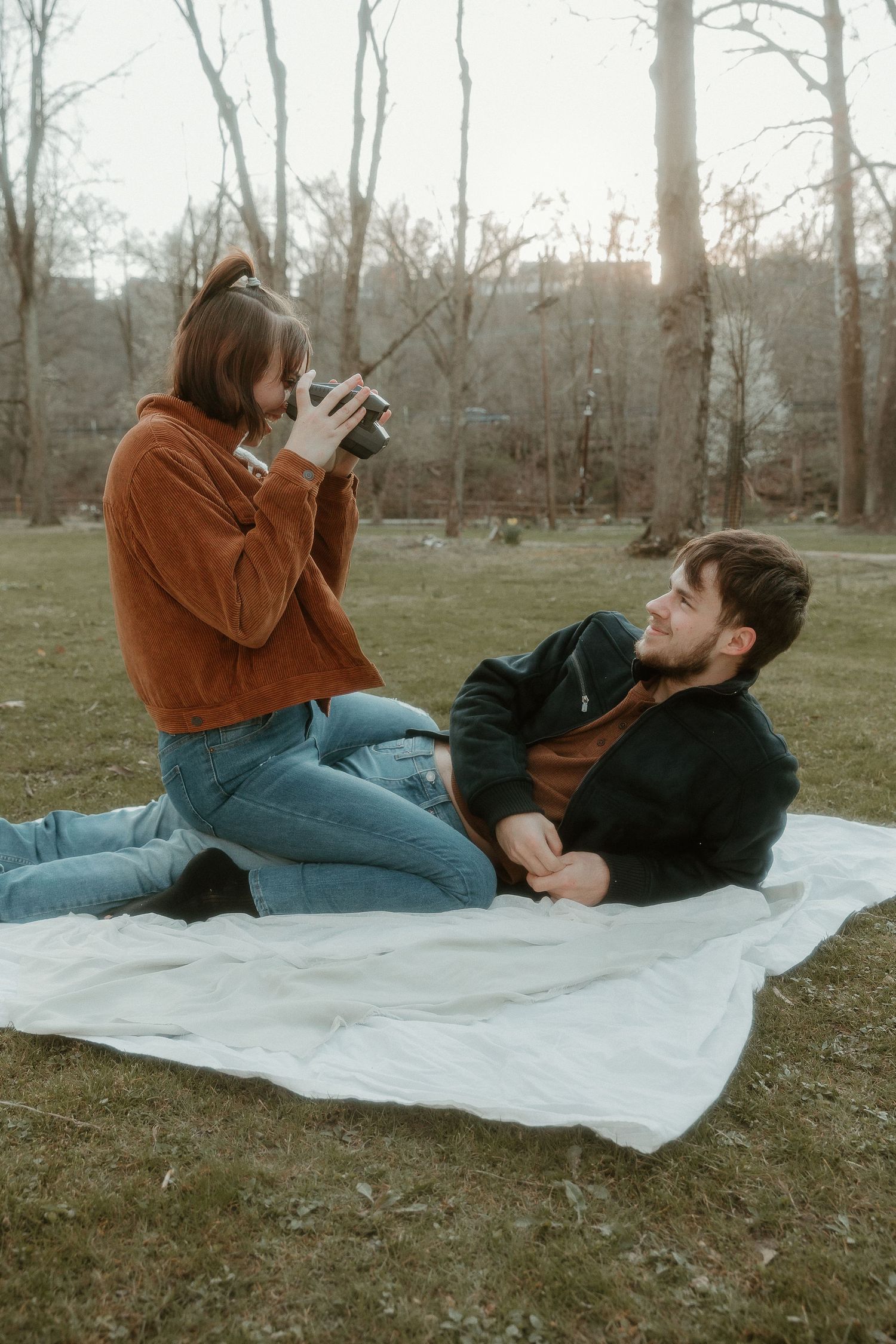 Couple’s film-style picnic with vintage camera in hand, storytelling edit full of cozy textures and nostalgic romance.