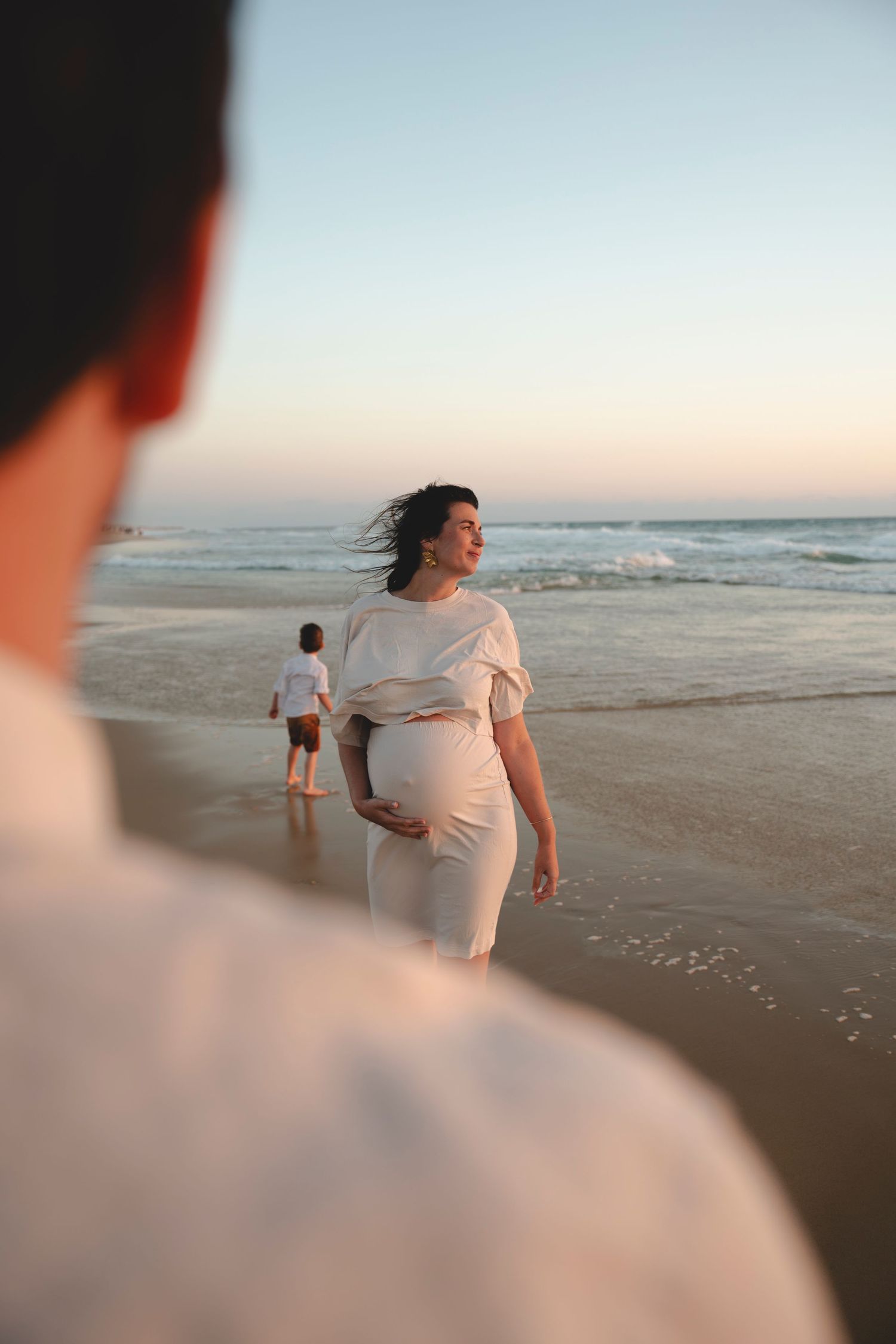 Séance photo lifestyle au coucher de soleil sur la plage à l'océan.