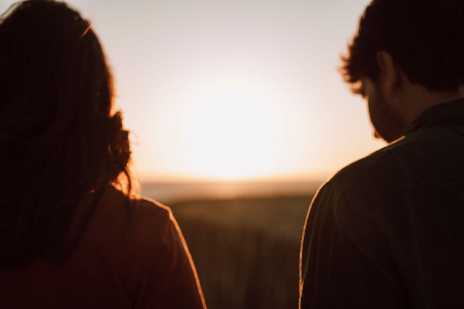 Séance photo couple silhouette au coucher de soleil, sur la plage de Mimizan, Occitanie.