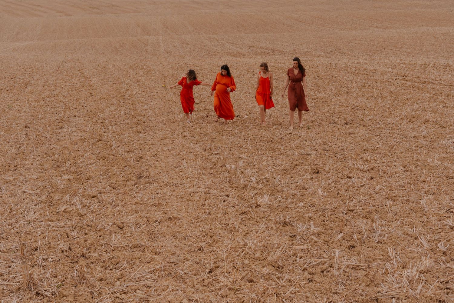 Séance photo lifestyle groupe dans un champs au coeur du Gers.