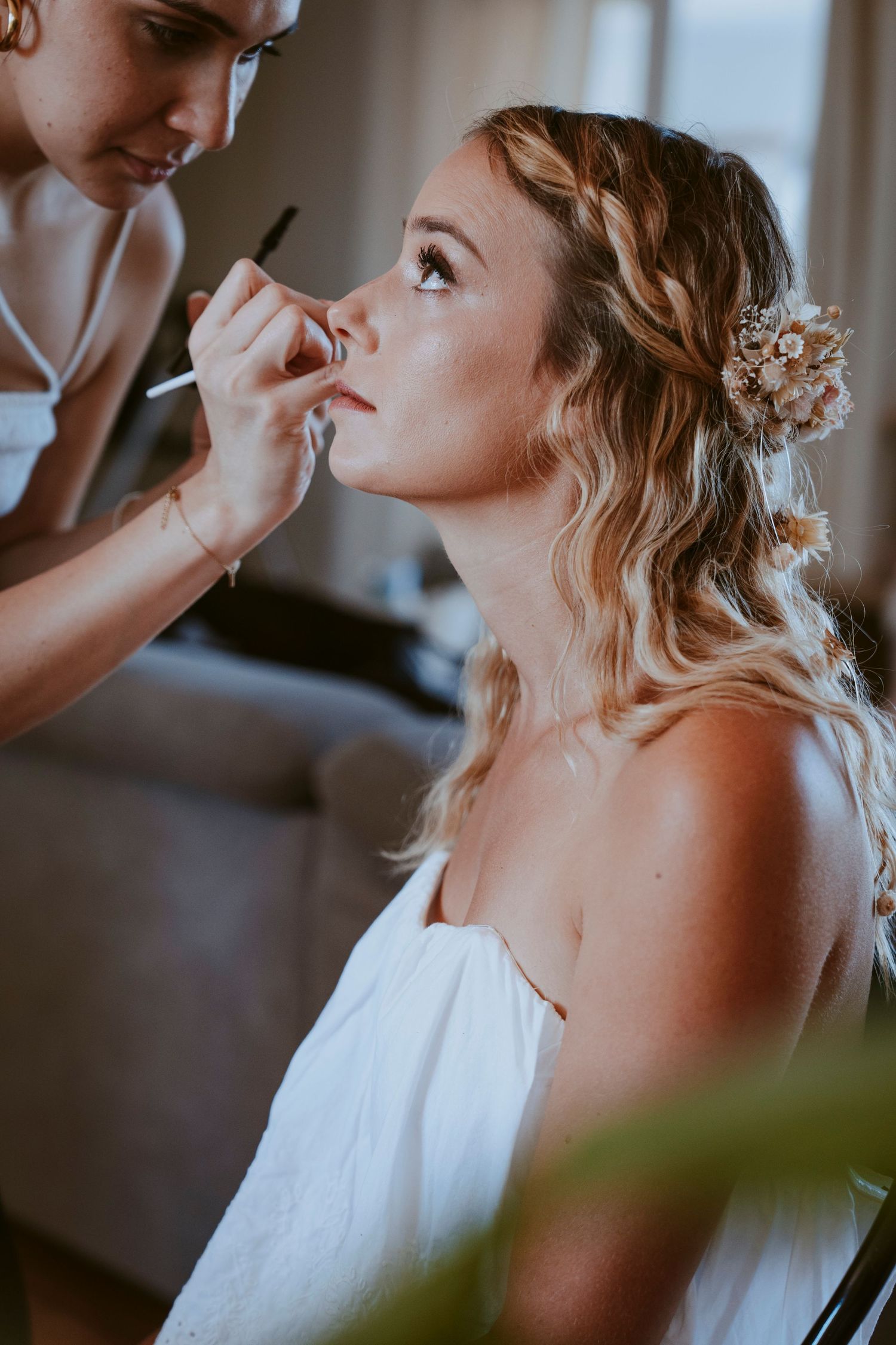 Portrait de la mariée pendant les préparatifs, lumière naturelle