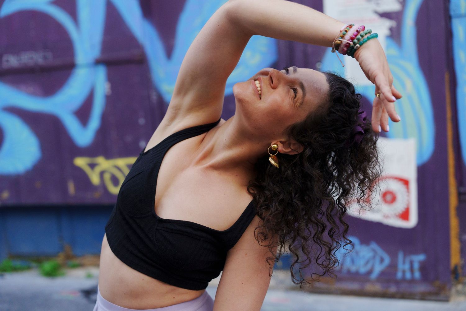 Séance portrait en mouvement d'une danseuse en milieu urbain