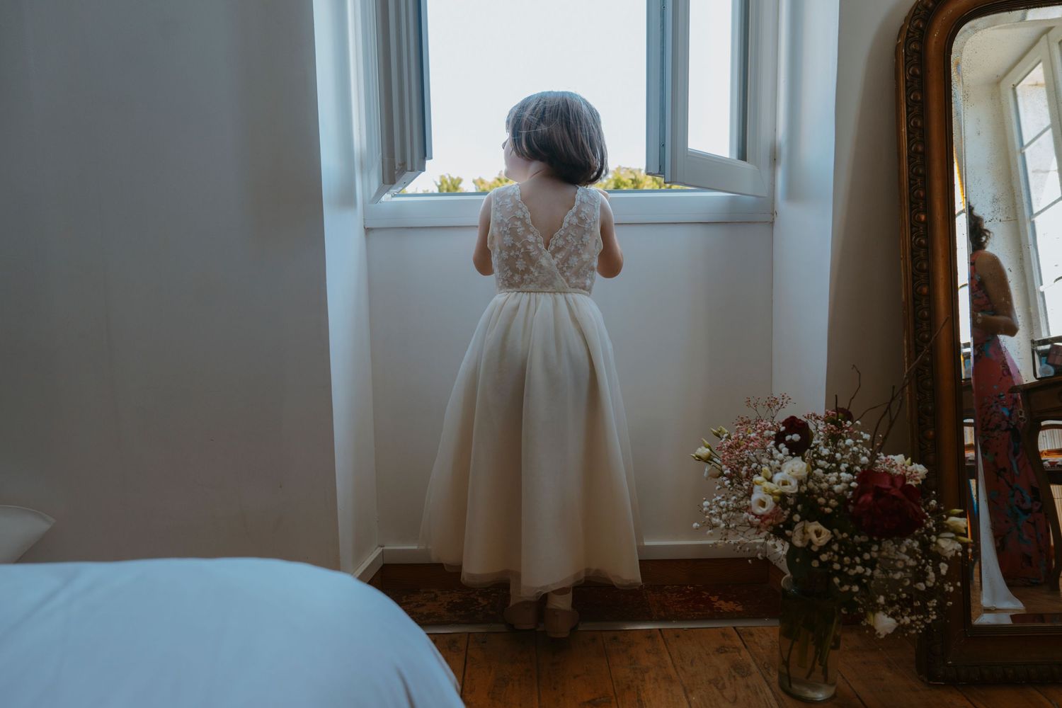 Scène de vie pendant un mariage, approche documentaire. L'attente d'une fillette pendant les préparatifs