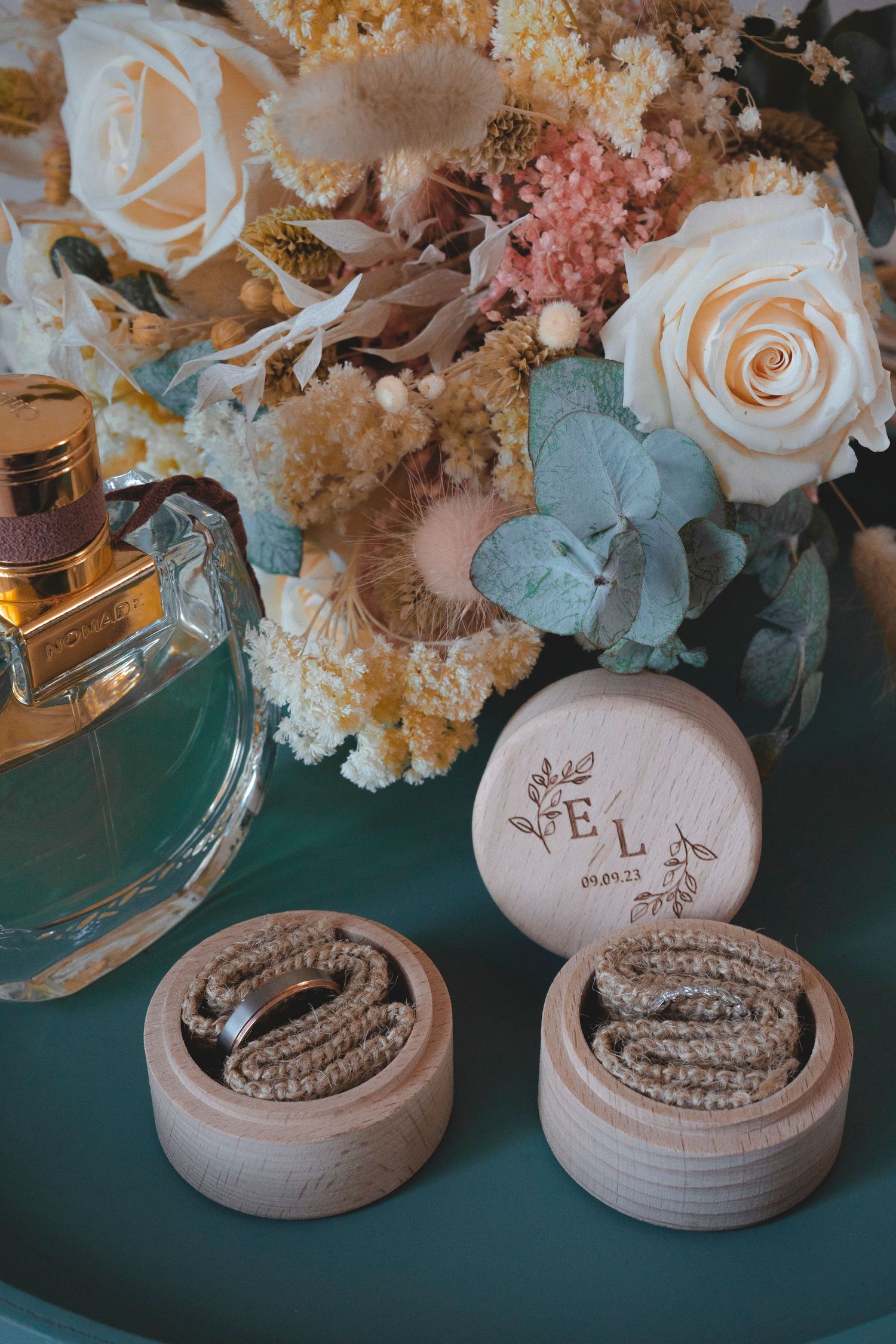 Éléments symboliques d’un mariage photographiés avec soin