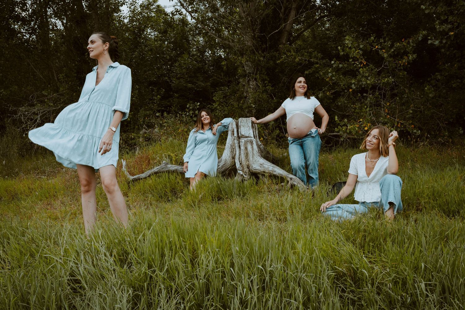 Séance photo grossesse, entre copine au coeur d'une prairie dans le Gers.