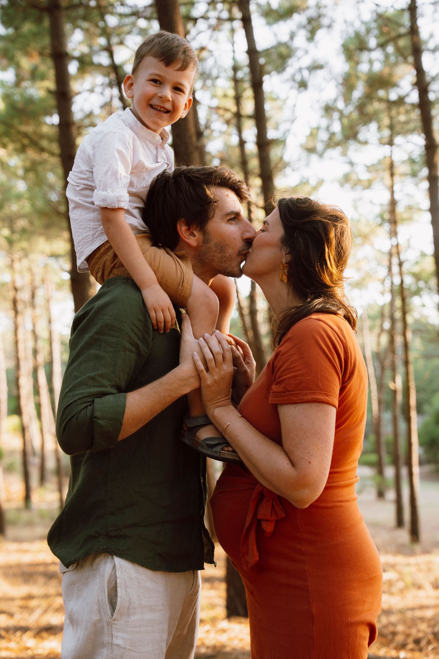 Famille en forêt séance lifestyle lumière naturelle dans les Landes.