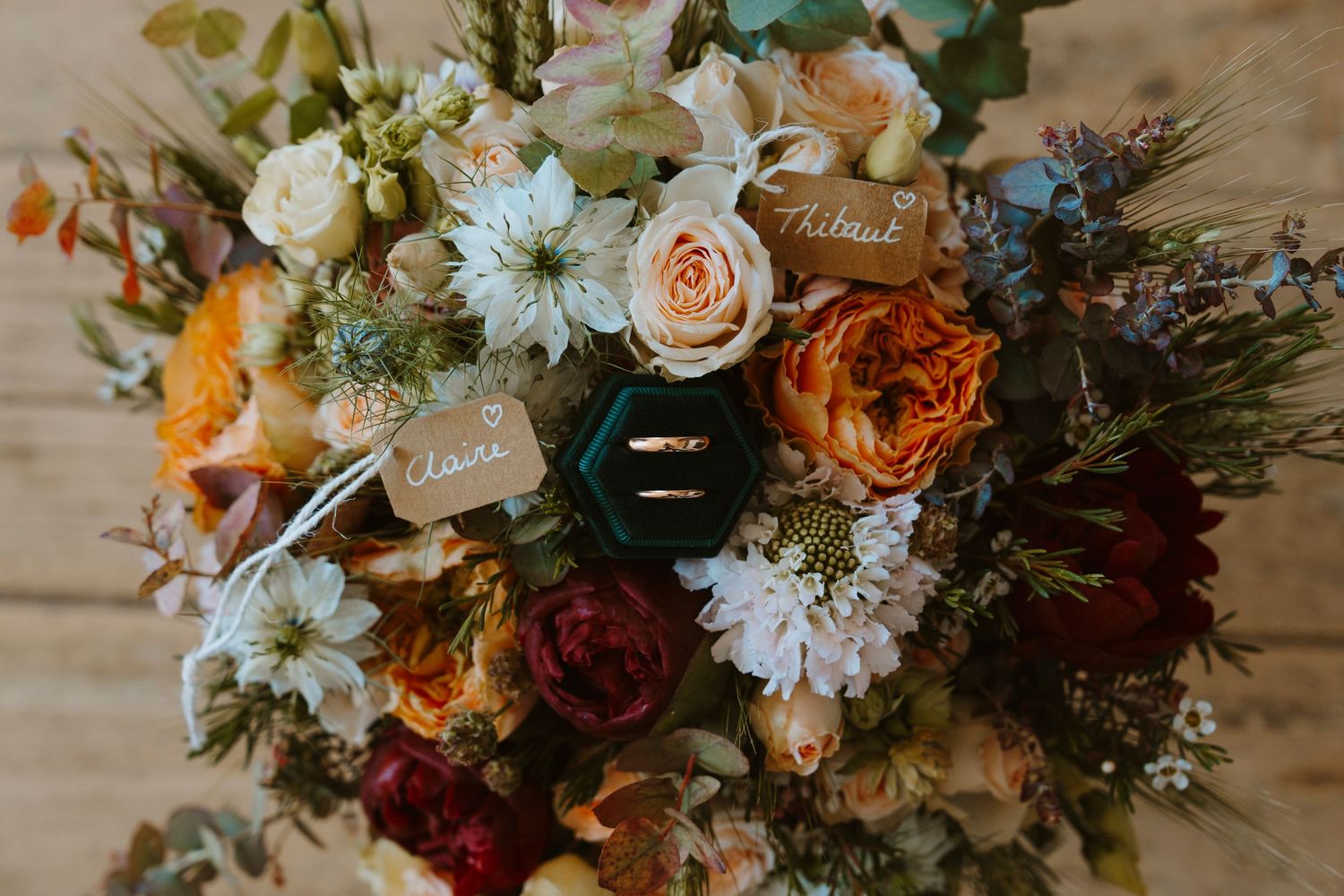 Détails d'un bouquet de mariée éclatant composé de roses pêche, de dahlias bordeaux et de marguerites blanches. photographie éditoriale