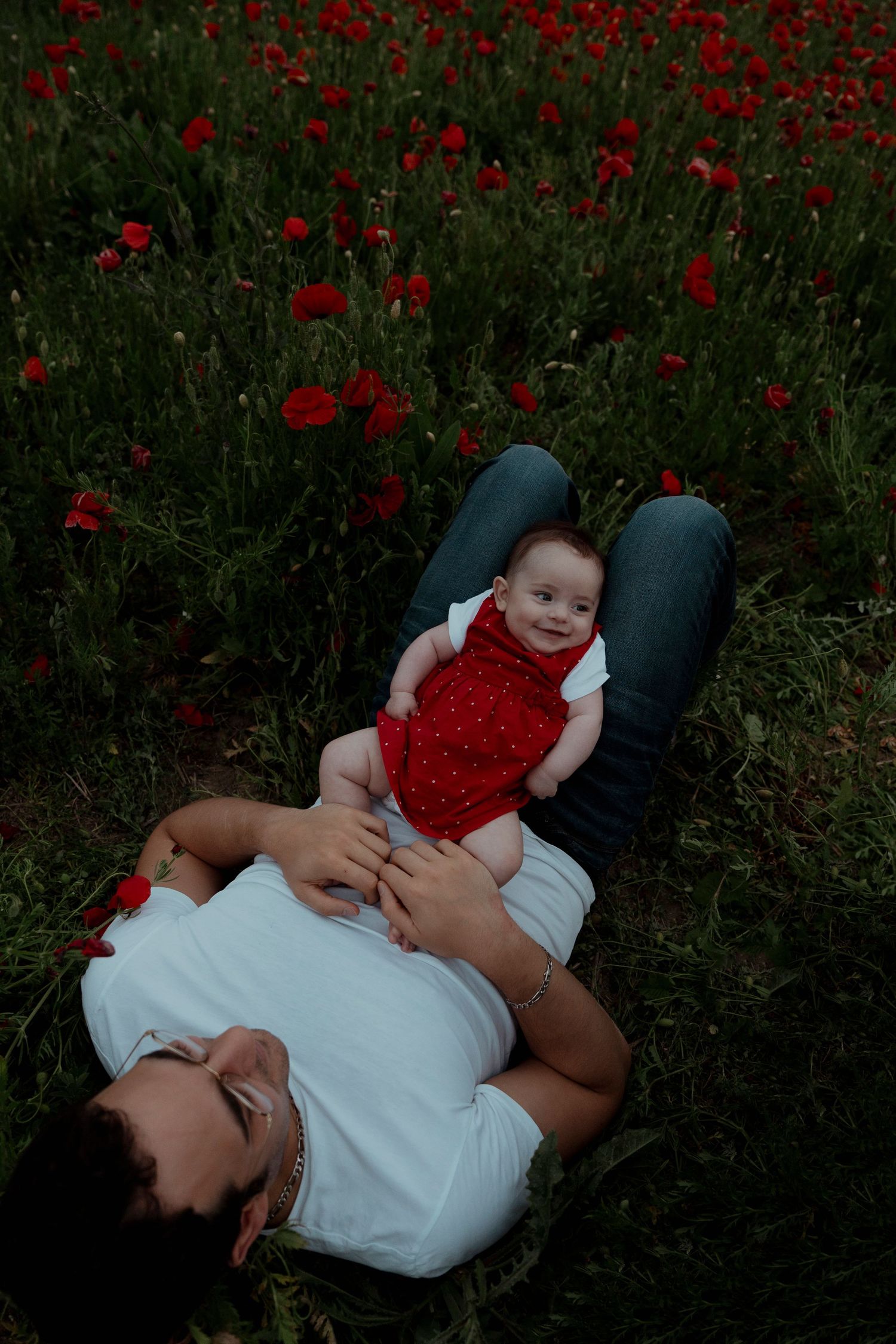 Séance photo famille dans un champ de coquelicots dans le Gers.